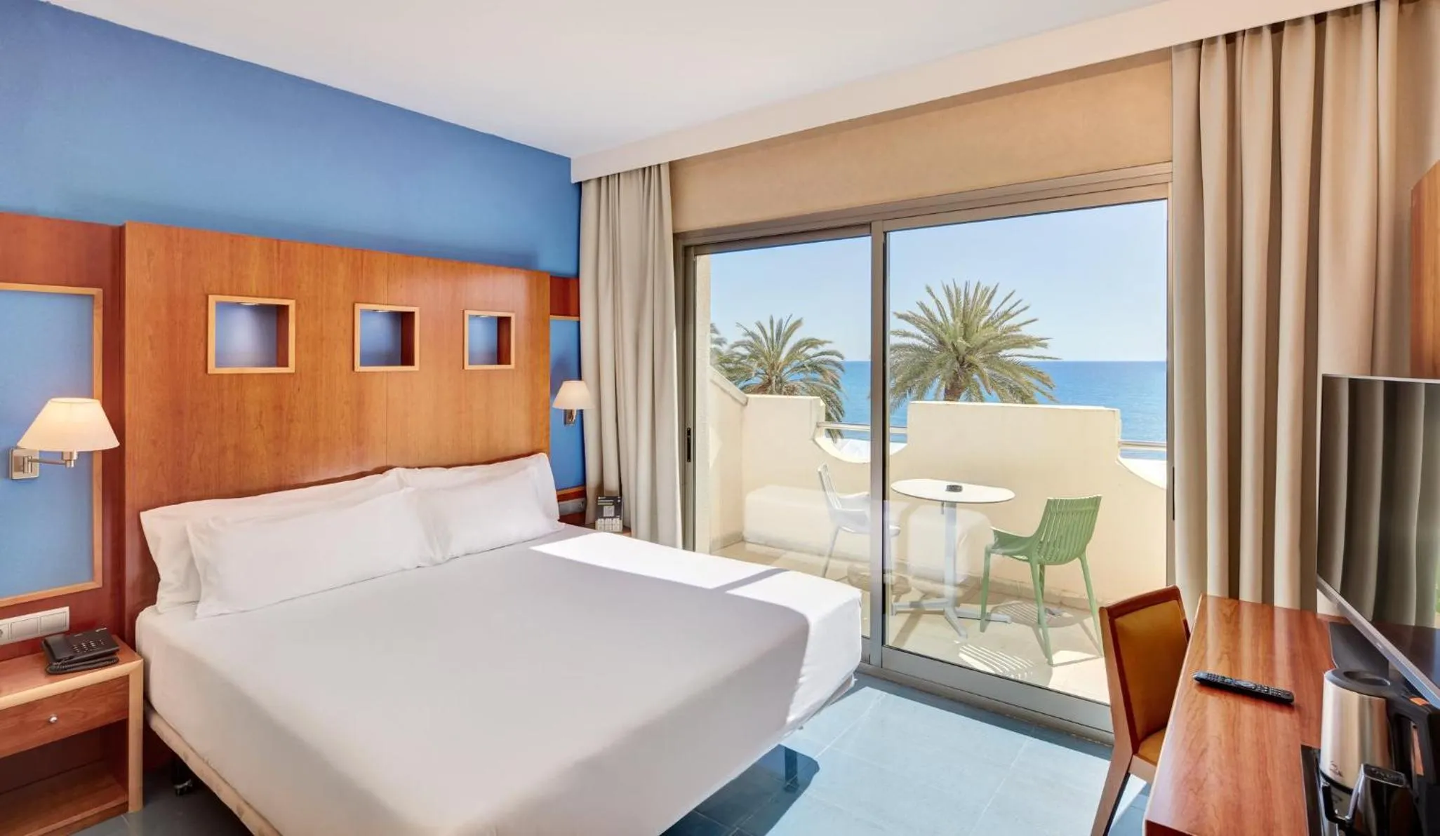 Photo of the whole room, Bed in Sercotel Kalma Sitges