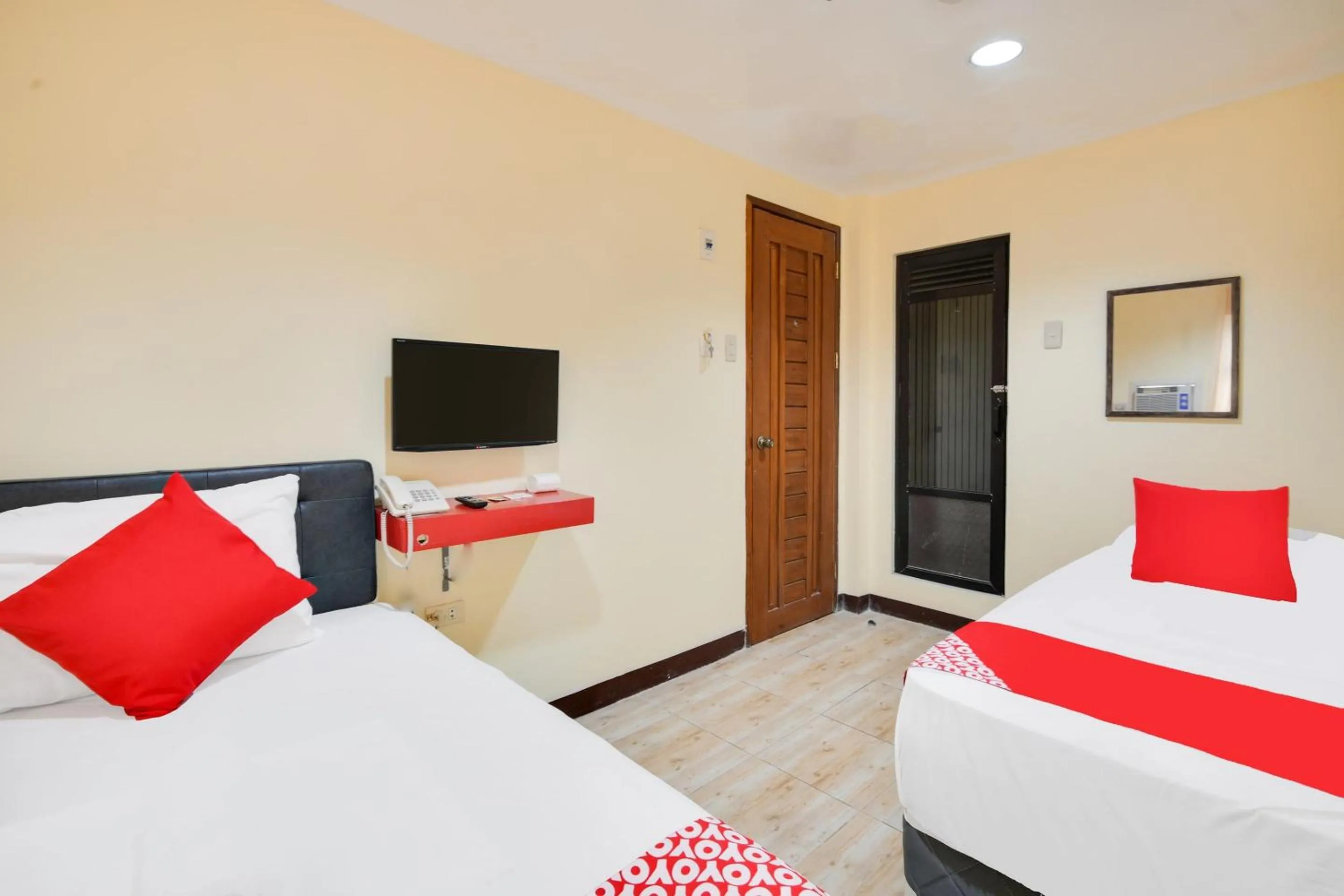 Bedroom in OYO 912 Fb Suites