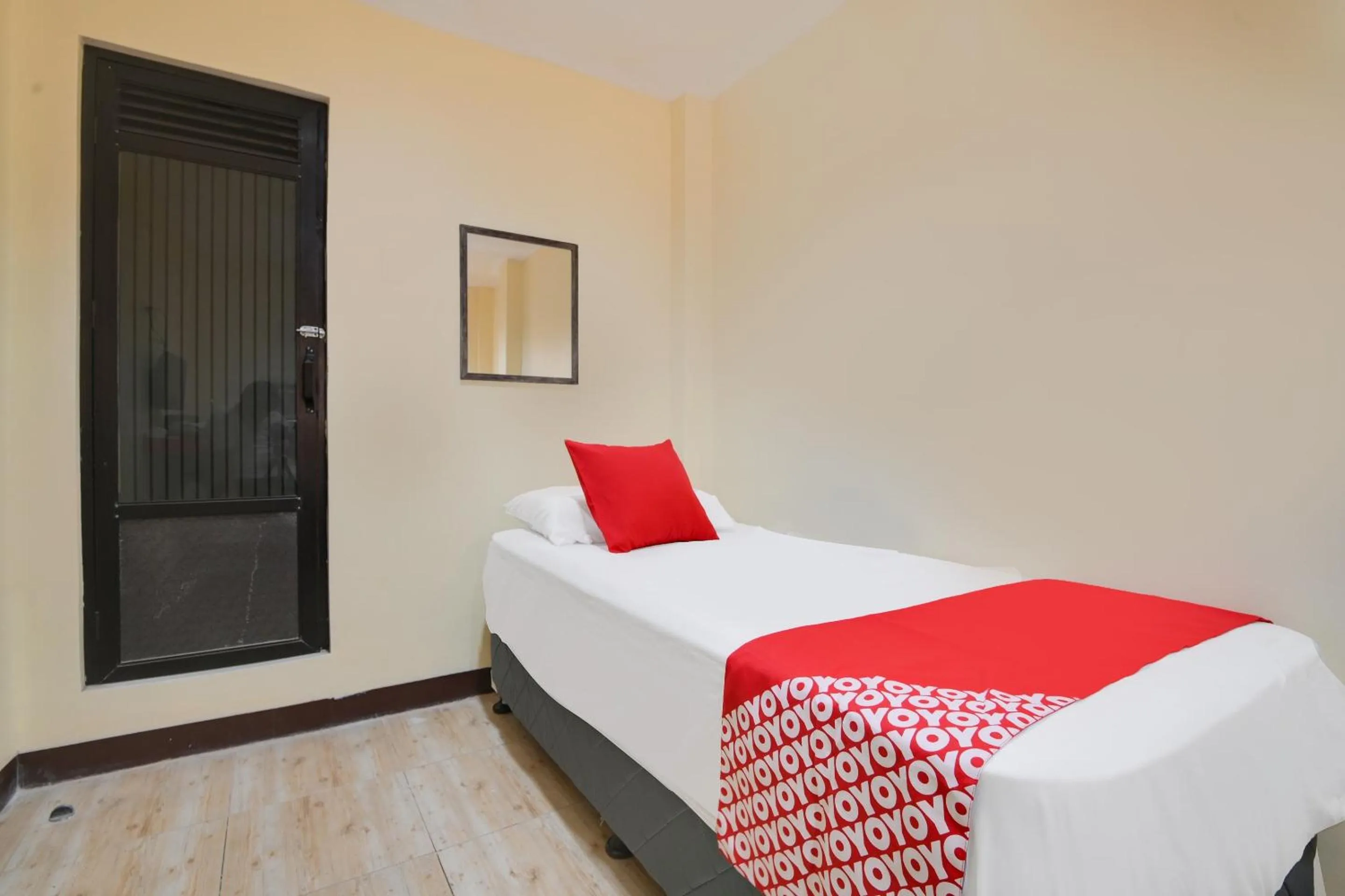 Bedroom in OYO 912 Fb Suites