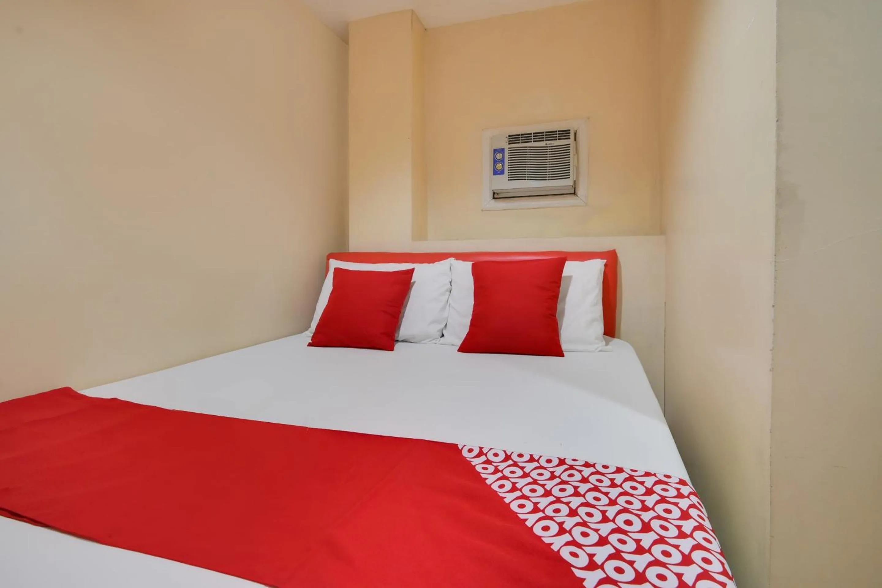 Bedroom in OYO 912 Fb Suites