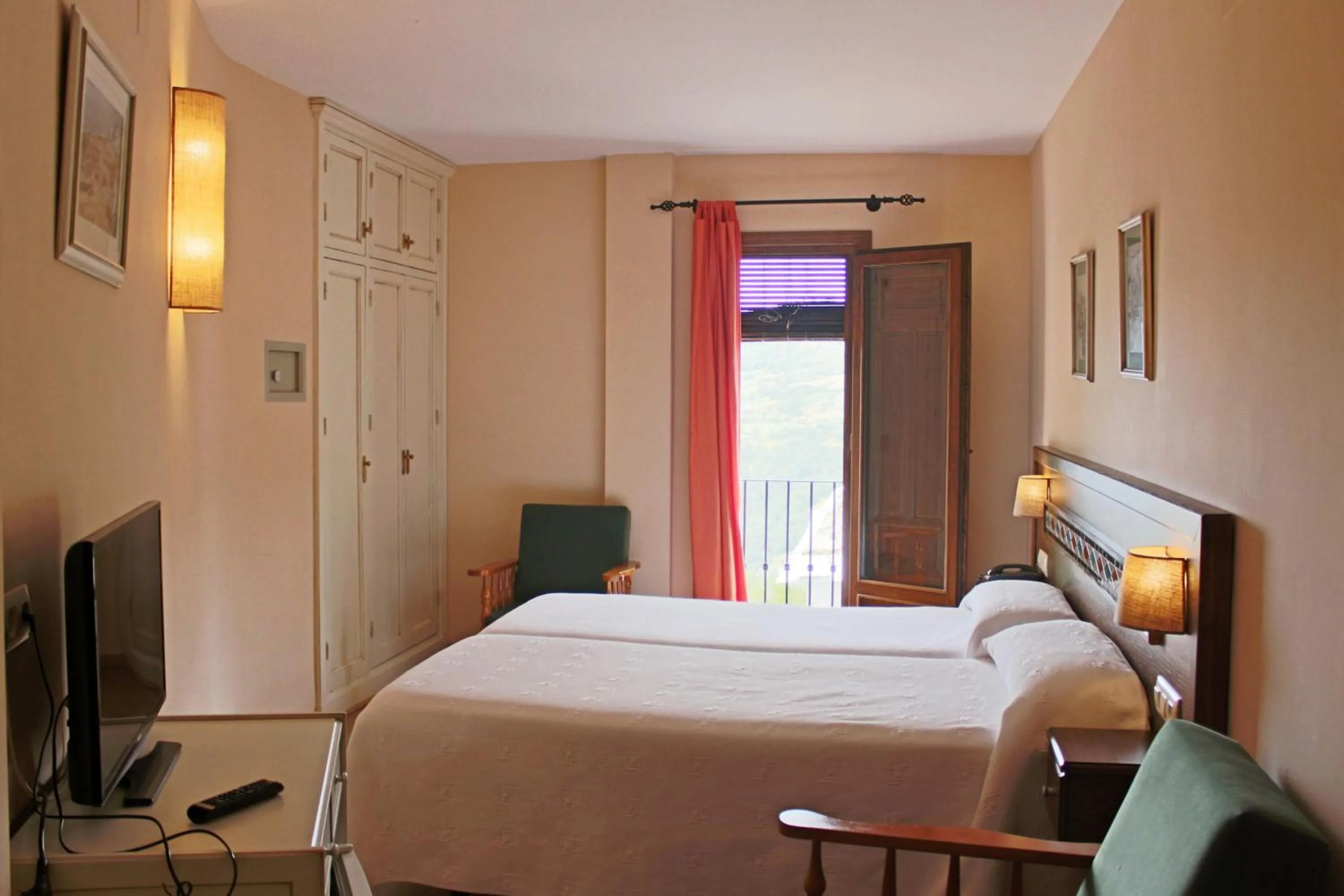 Photo of the whole room, Bed in Finca Los Llanos