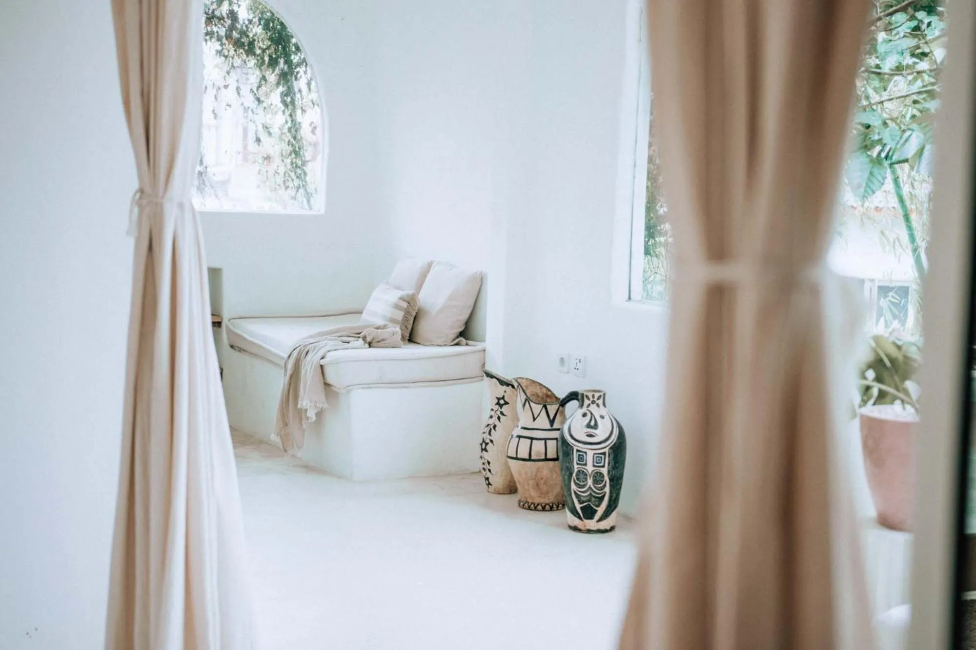 Living room, Bed in Hotel Sages