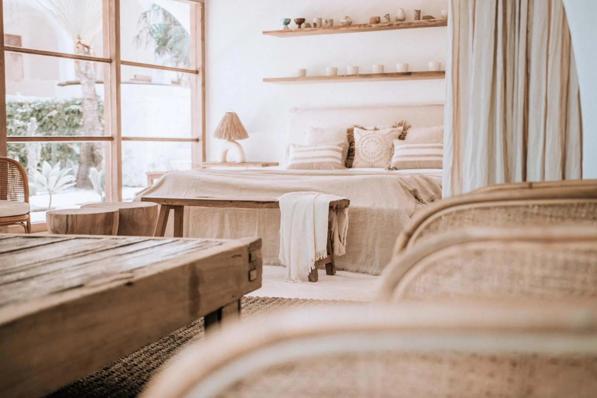 Living room, Bed in Hotel Sages