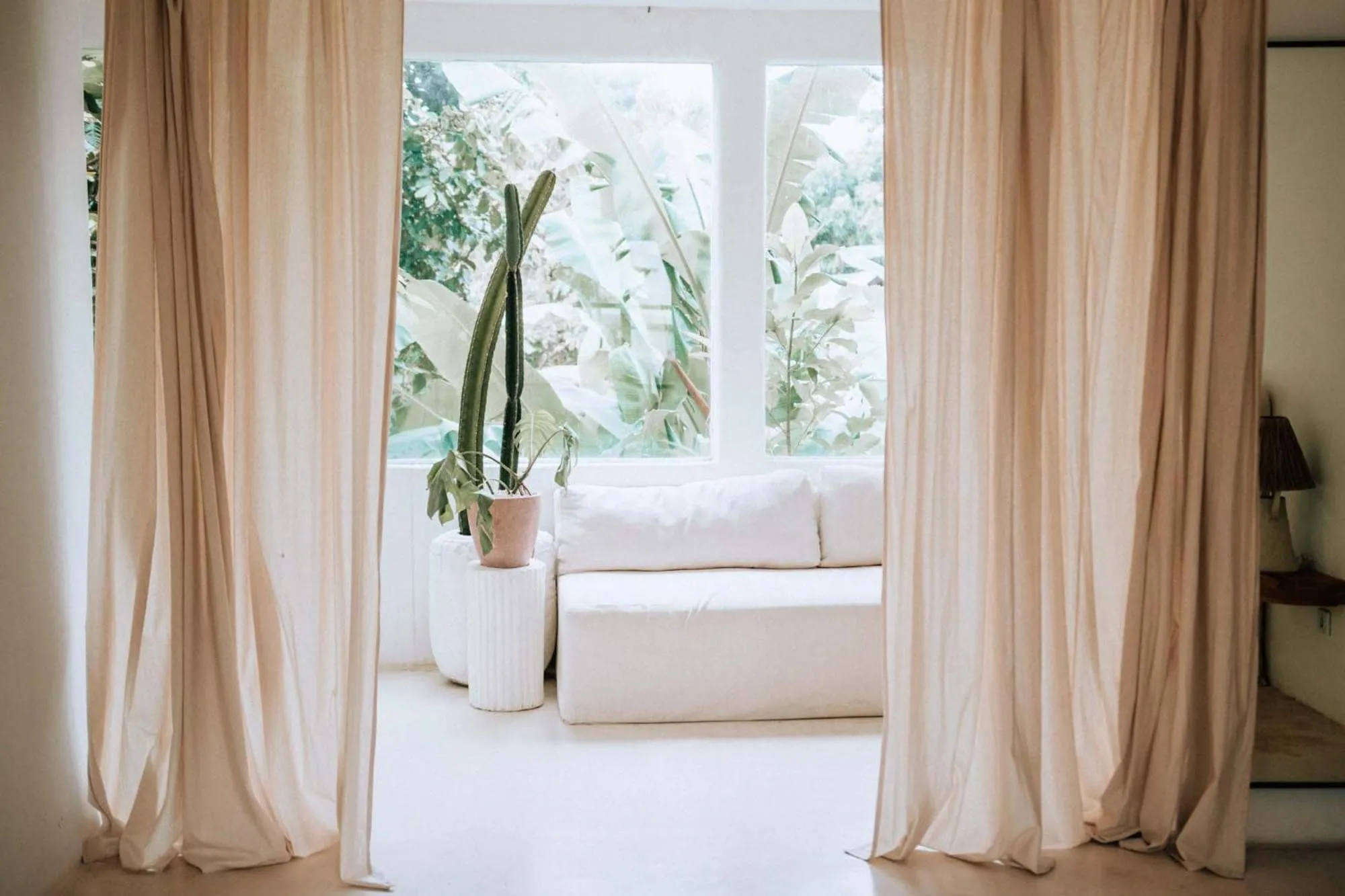 Living room, Bed in Hotel Sages