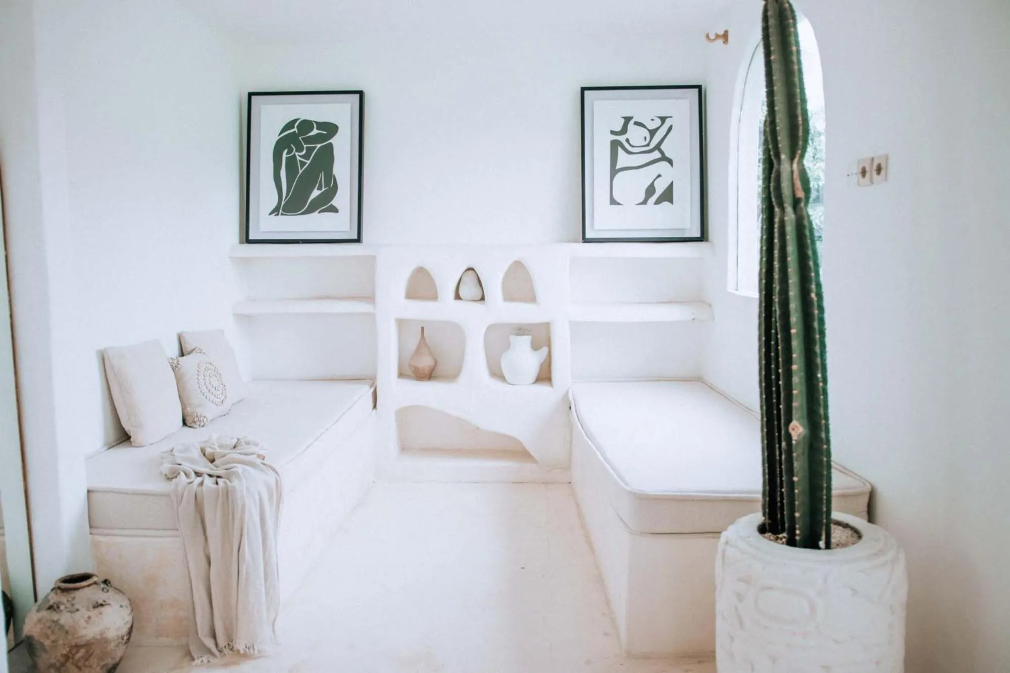 Living room, Bed in Hotel Sages