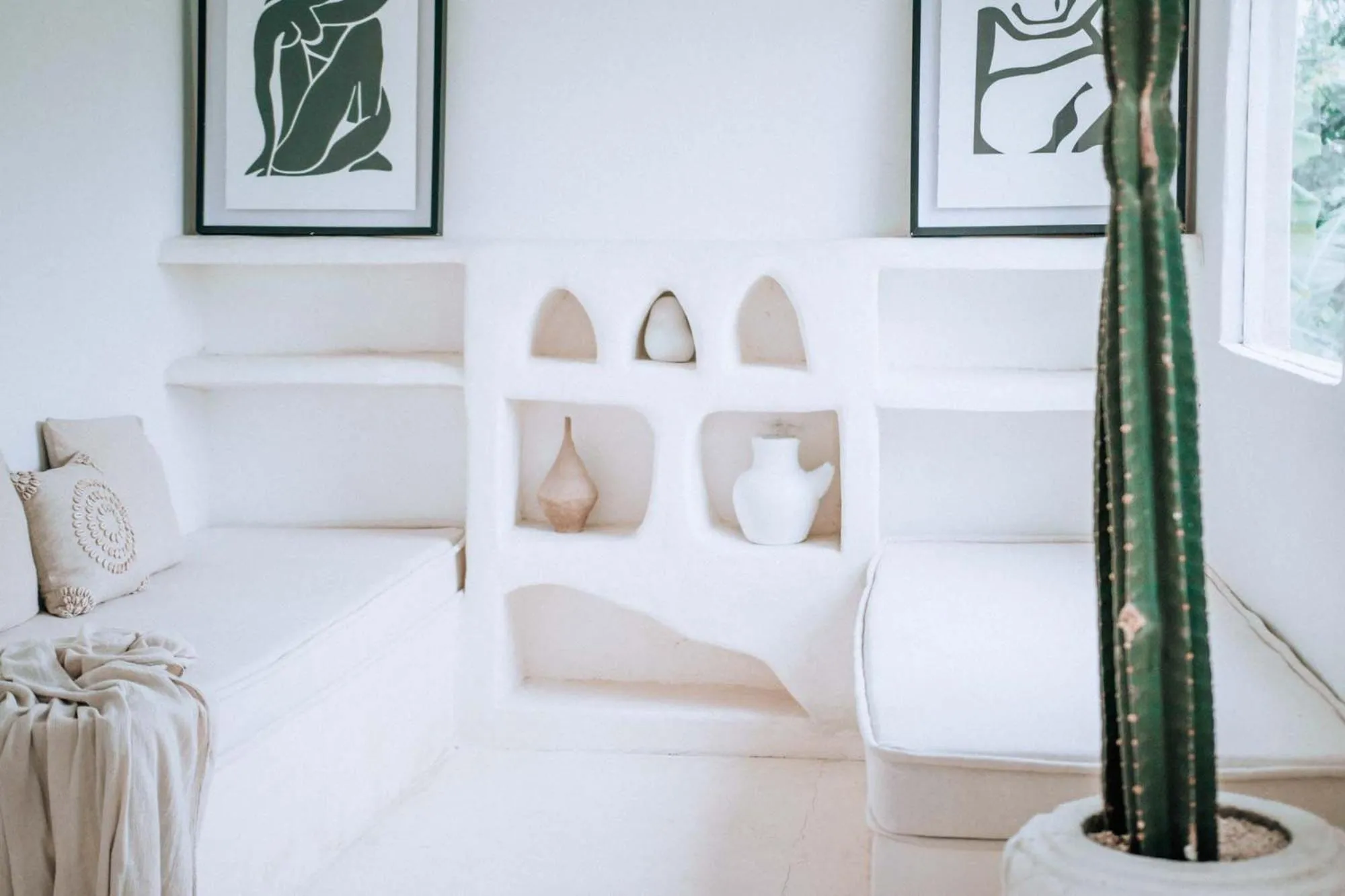 Living room, Bed in Hotel Sages