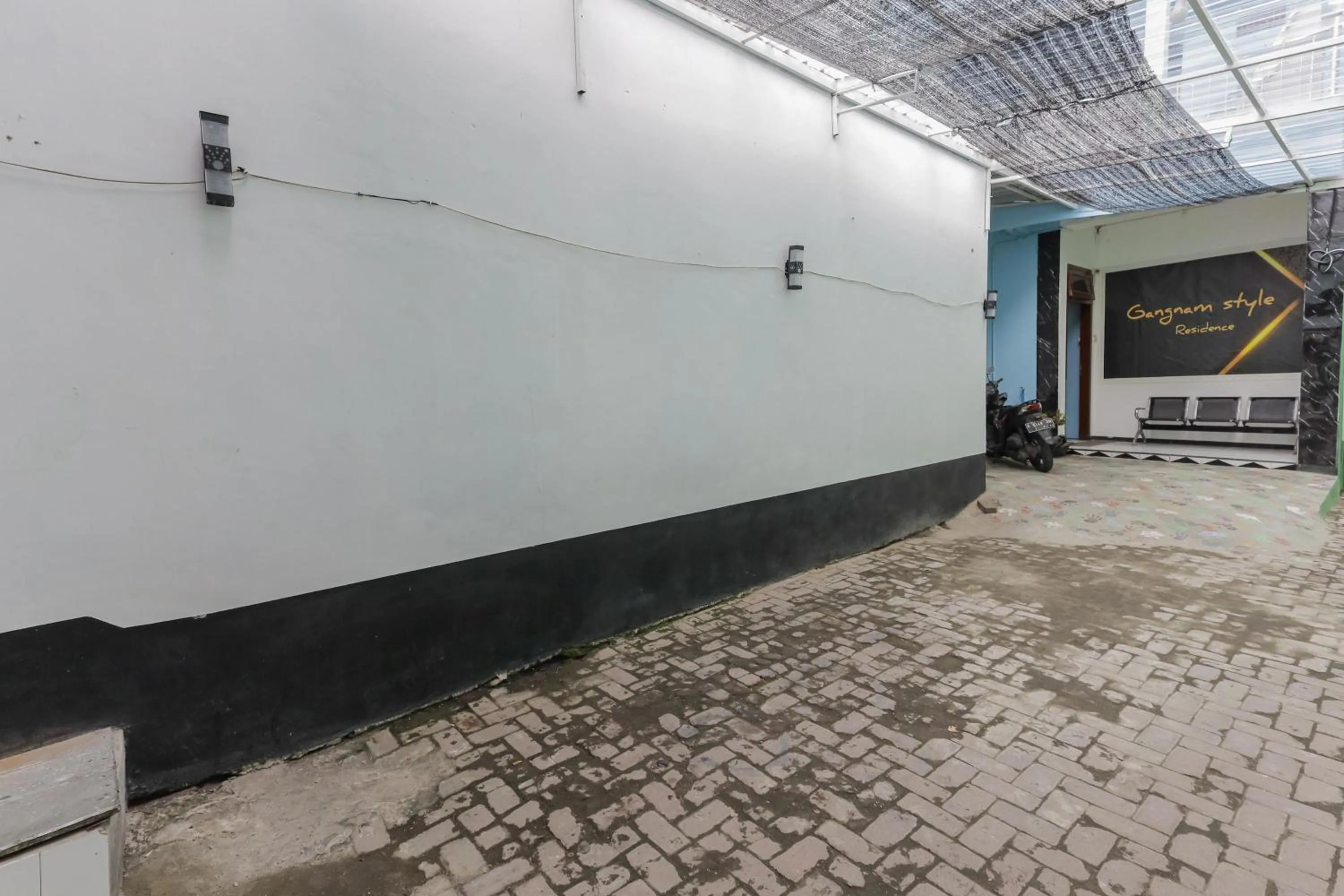 Parking in RedDoorz near Mayapada Hospital Surabaya