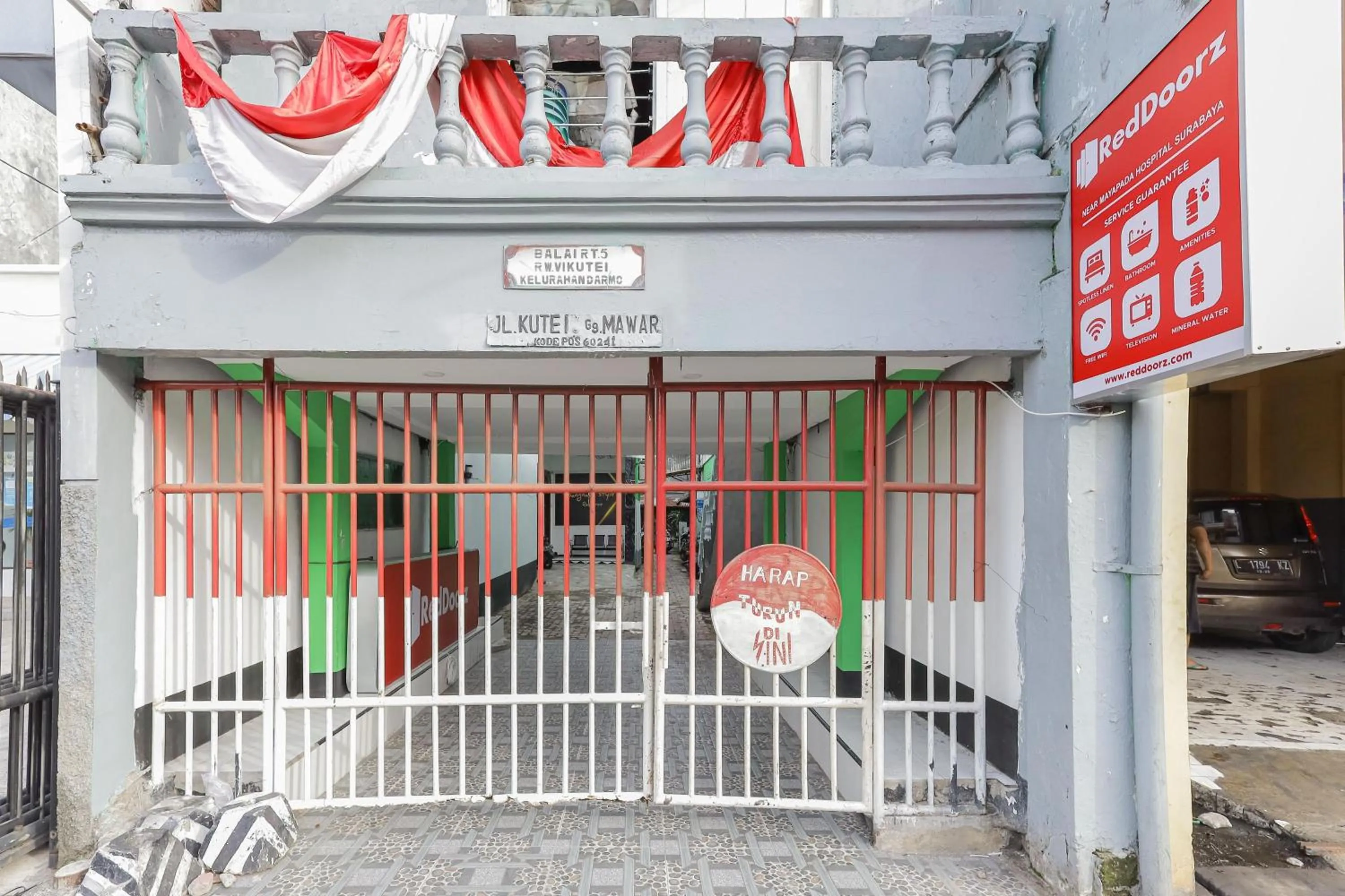 Property building in RedDoorz near Mayapada Hospital Surabaya