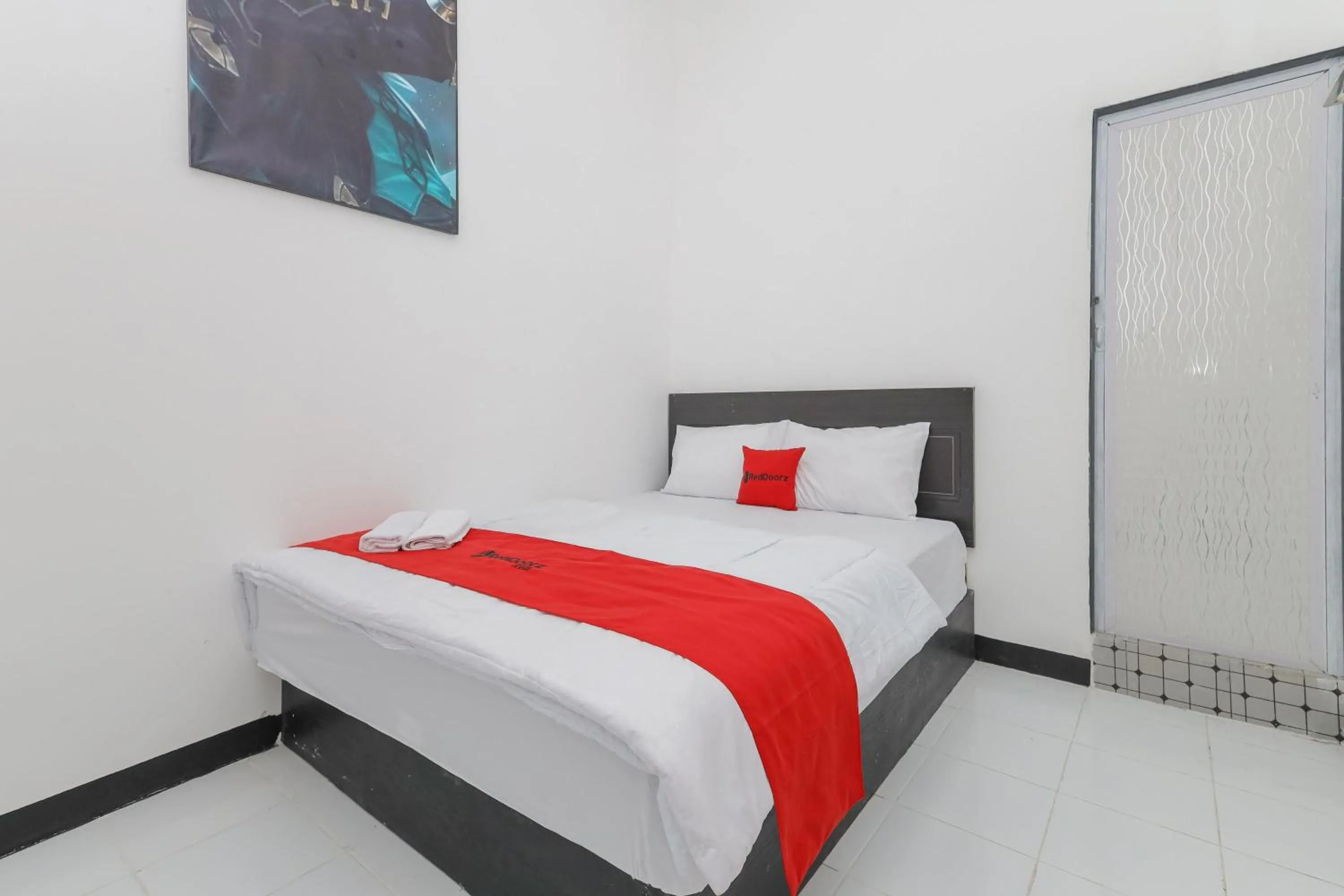 Bedroom, Bed in RedDoorz near Mayapada Hospital Surabaya