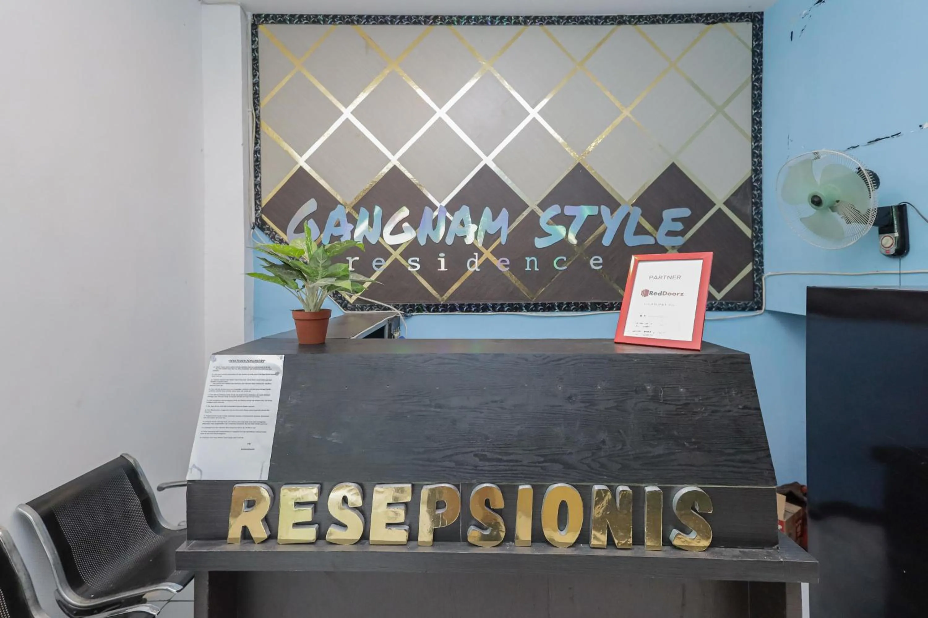 Lobby or reception in RedDoorz near Mayapada Hospital Surabaya