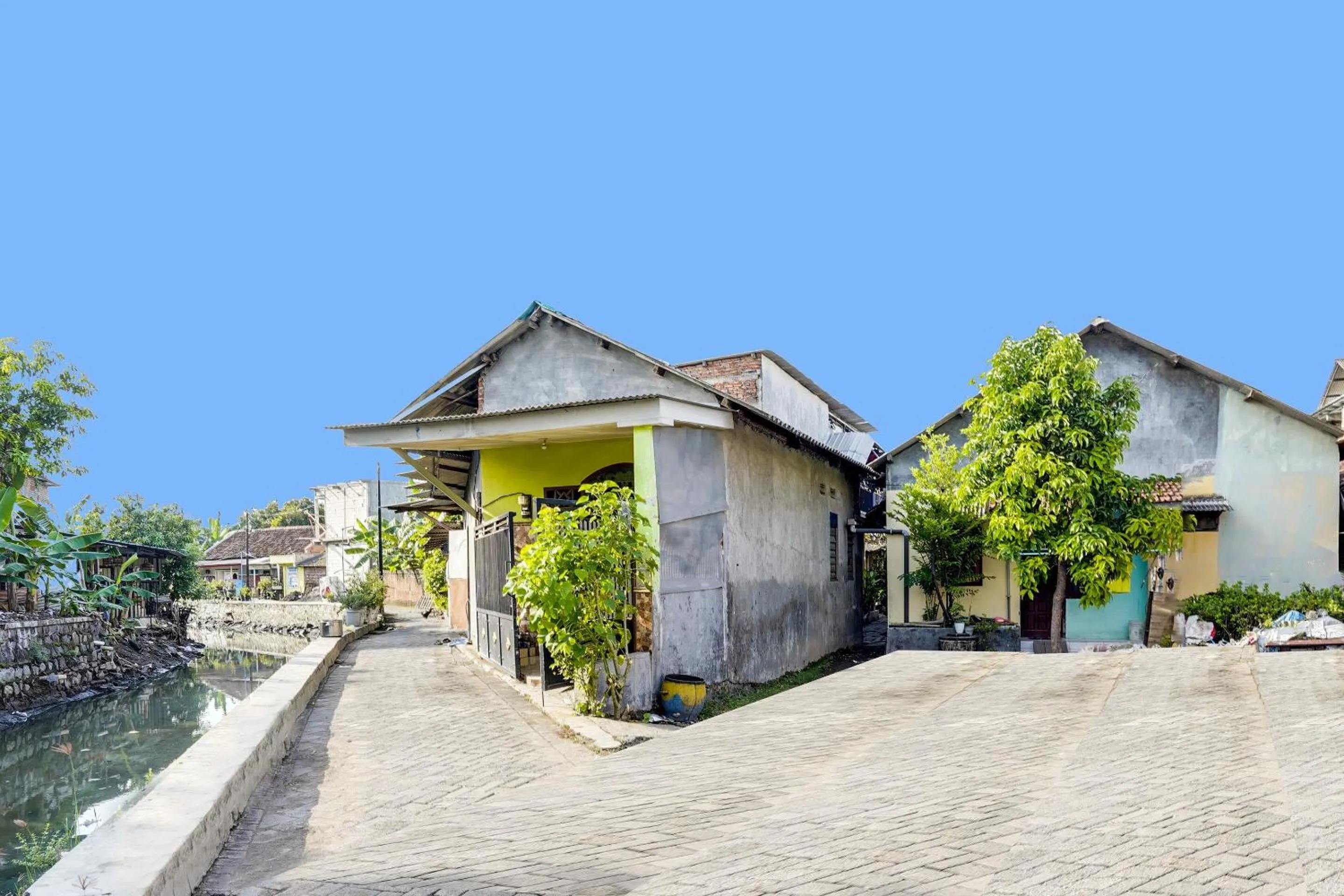 Facade/entrance in Hotel O Kost 2 Putra Syariah