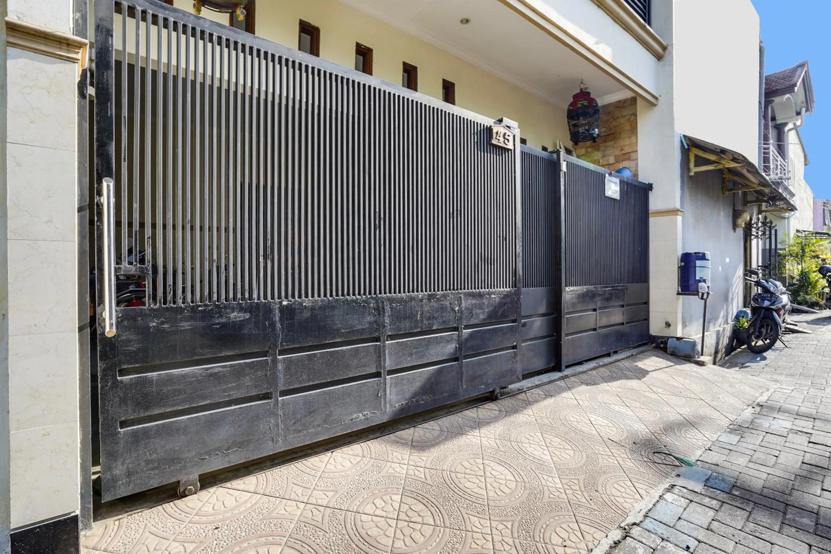 Facade/entrance in OYO Life 91893 Kost Jeje Syariah