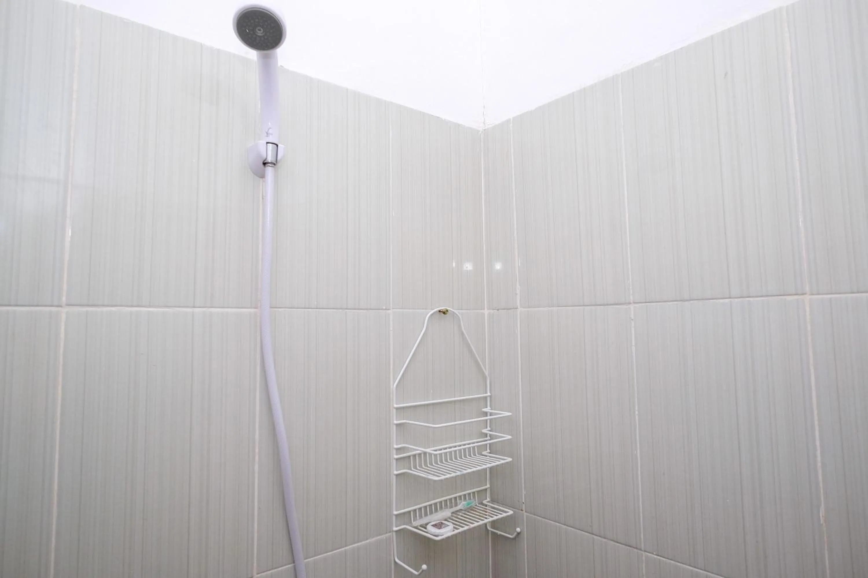 Shower in RedDoorz Plus At Lovina Inn Tonrangeng River Side