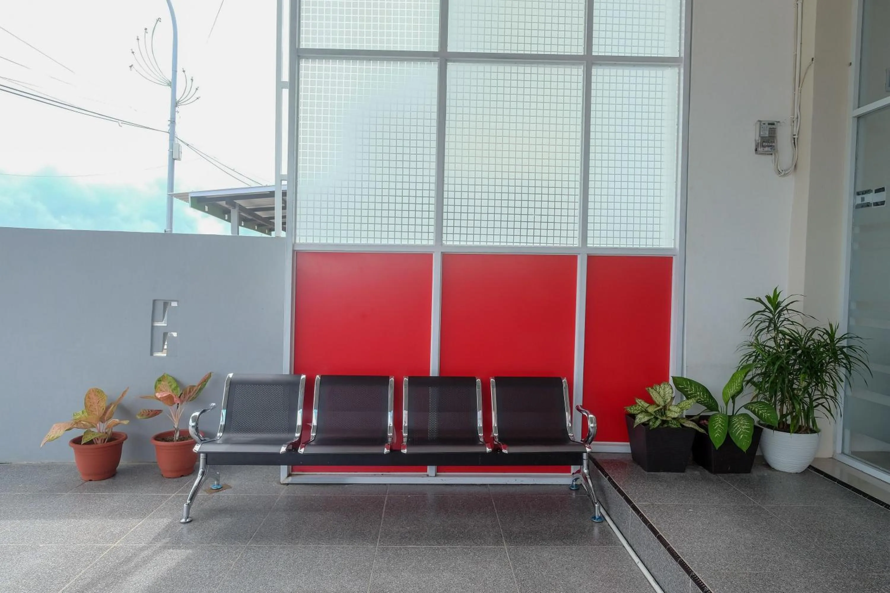 Seating area in RedDoorz Plus At Lovina Inn Tonrangeng River Side