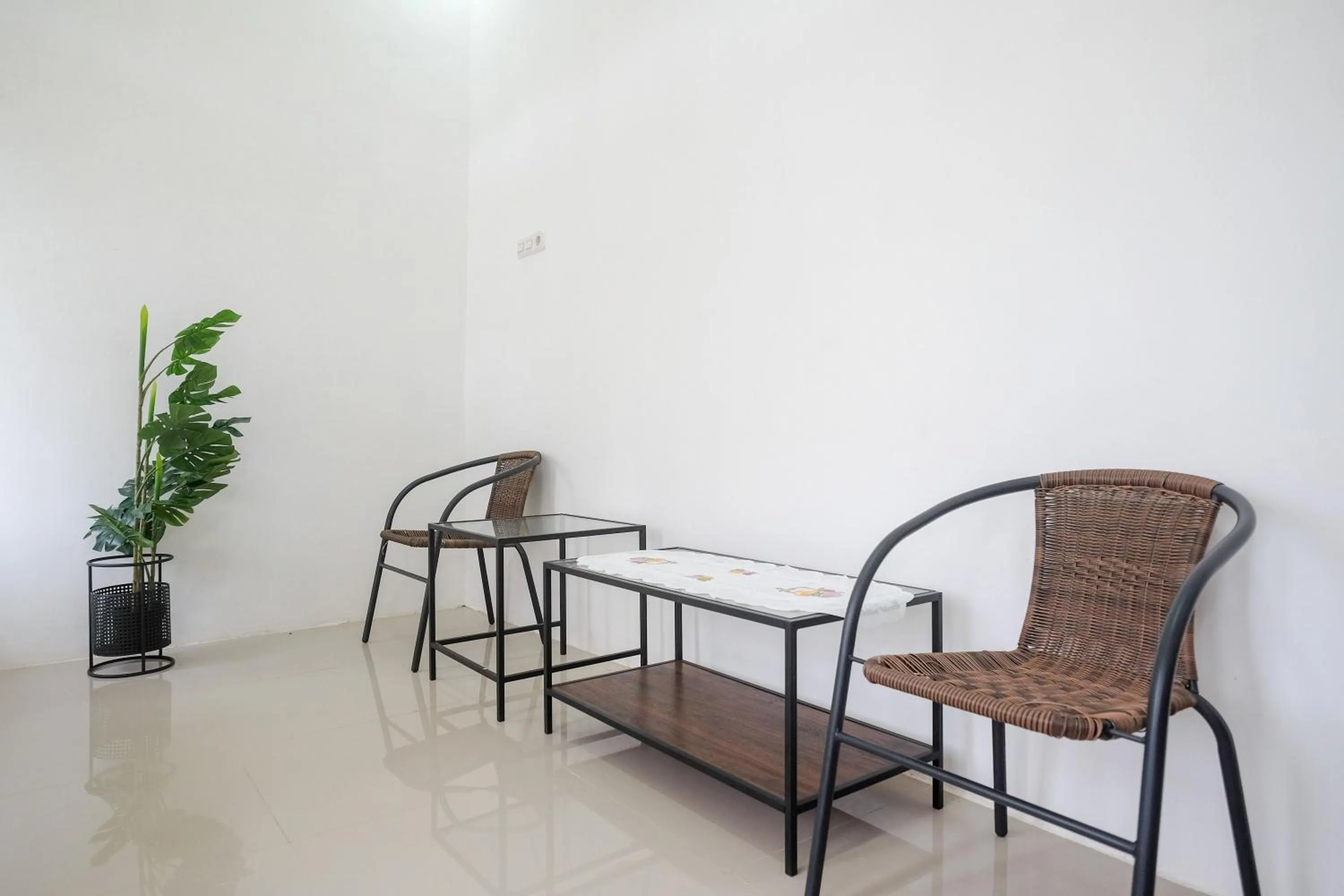 Seating area in RedDoorz Plus At Lovina Inn Tonrangeng River Side