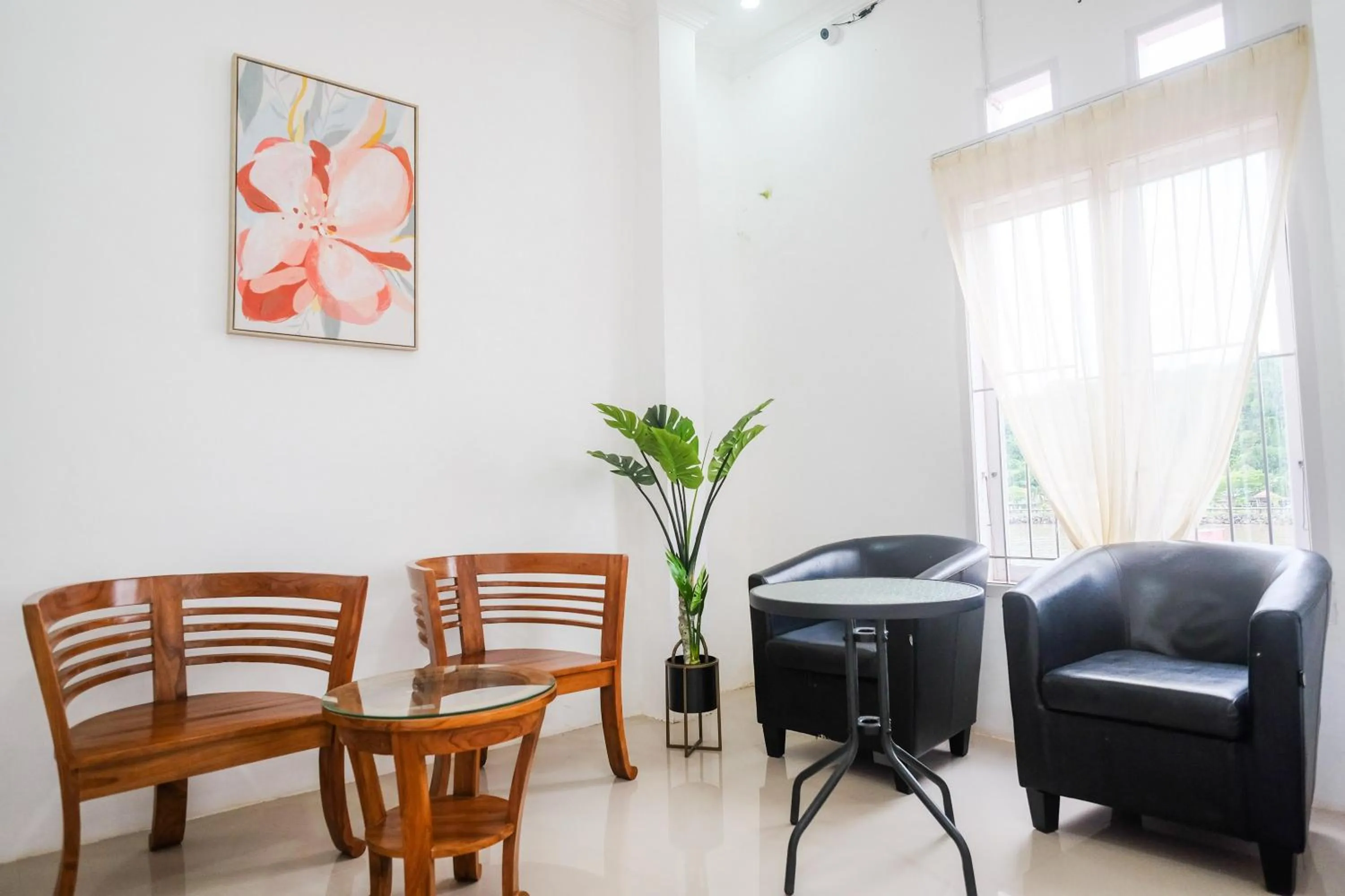 Seating area in RedDoorz Plus At Lovina Inn Tonrangeng River Side