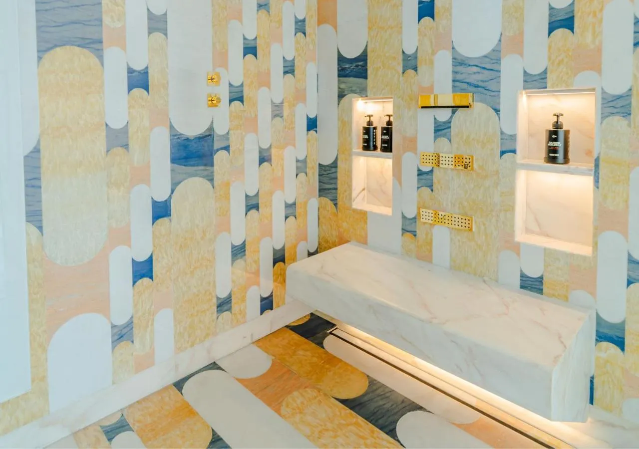 Shower, Bed in Raffles Doha