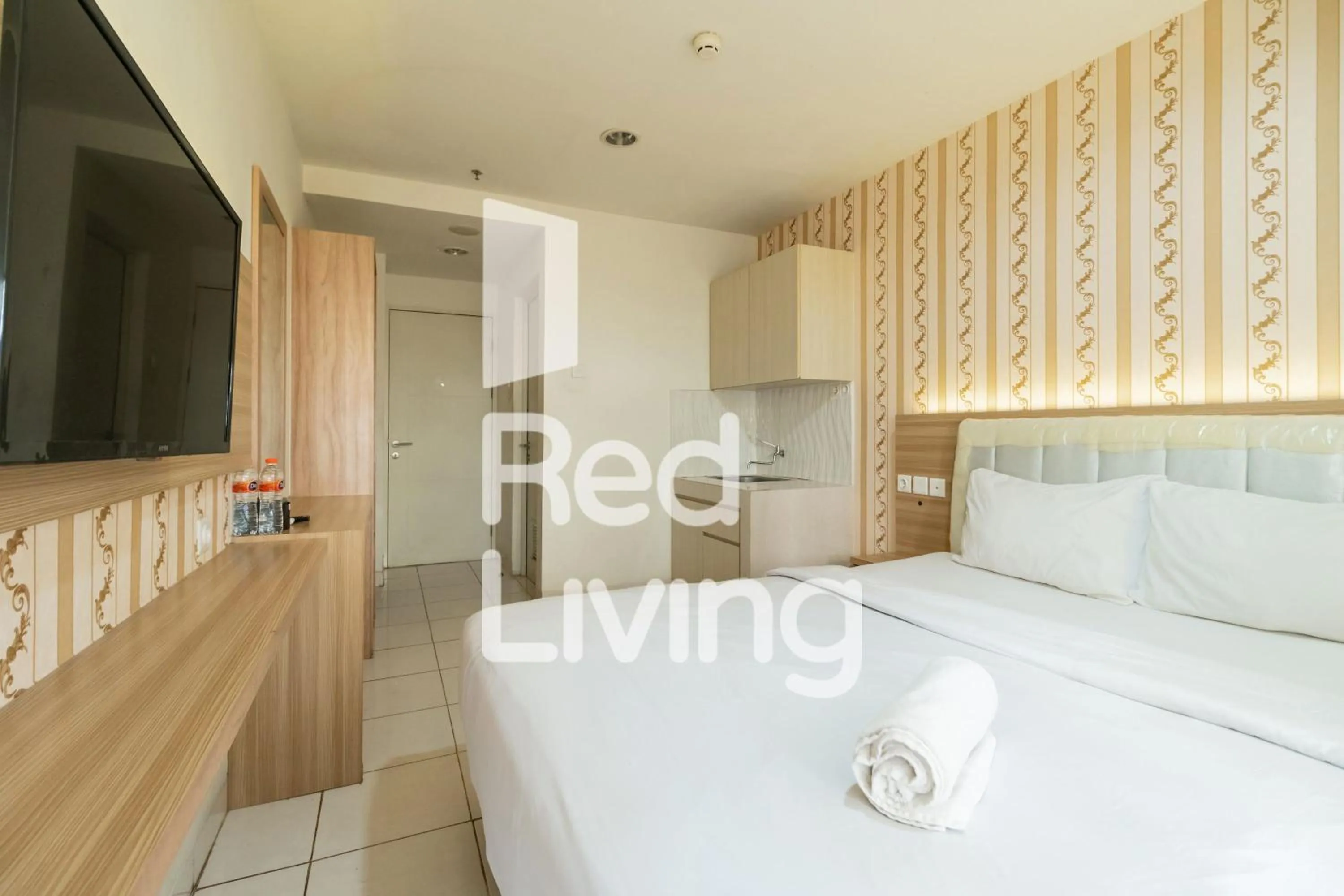 Bedroom, Bed in RedLiving Apartemen Sentul Tower - Skyland
