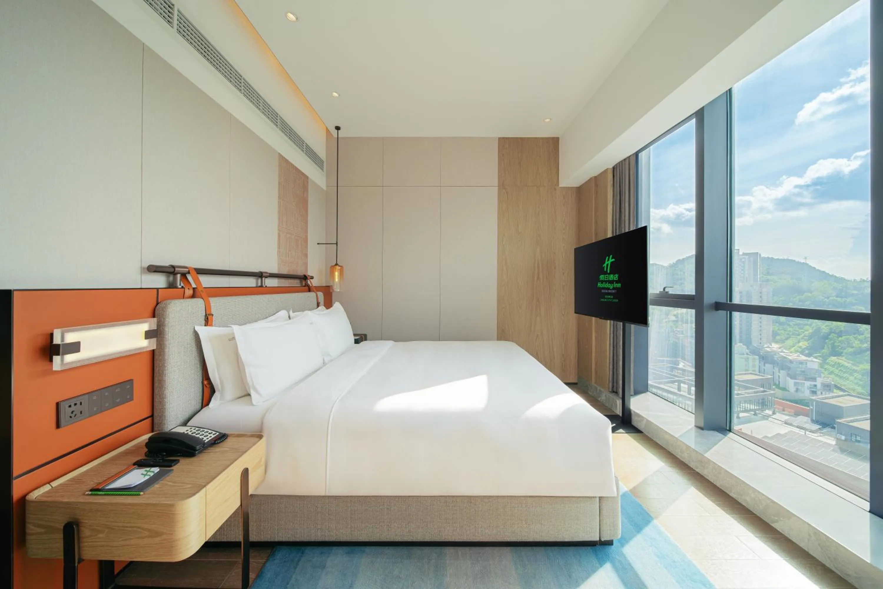 Photo of the whole room, Bed in Holiday Inn Zhuhai City Center by IHG
