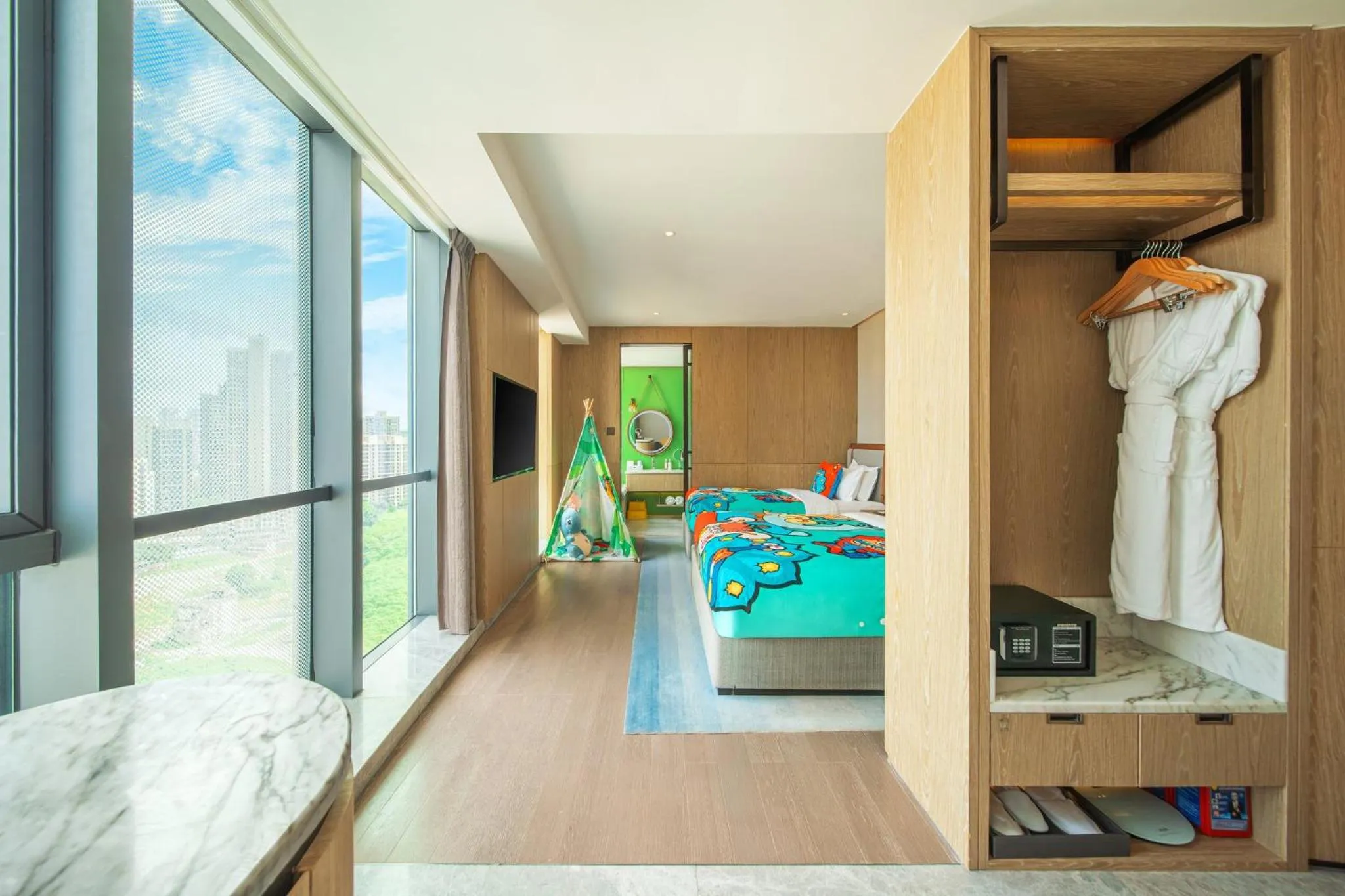 Photo of the whole room, Bed in Holiday Inn Zhuhai City Center by IHG