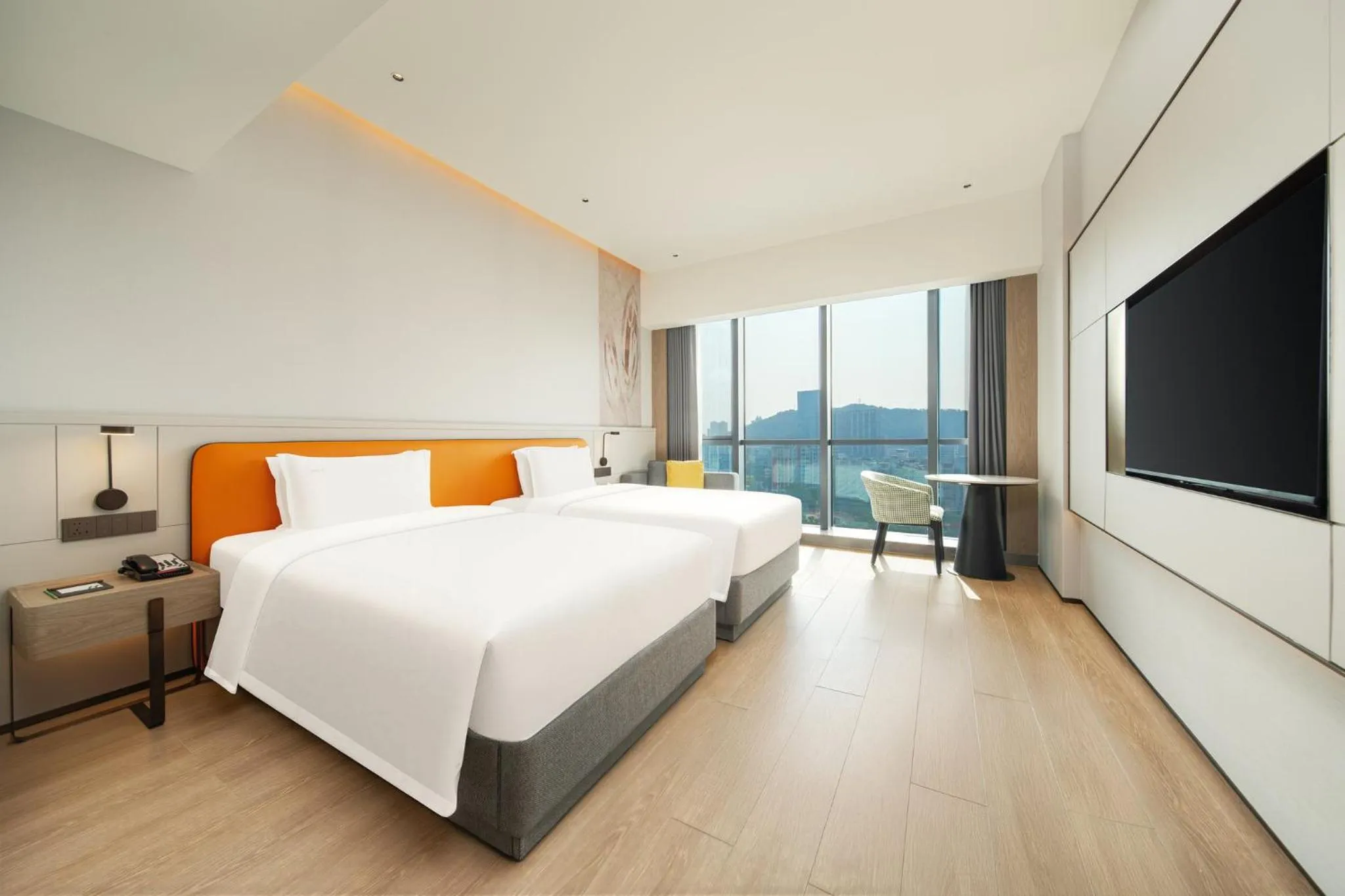 Photo of the whole room, Bed in Holiday Inn Zhuhai City Center by IHG