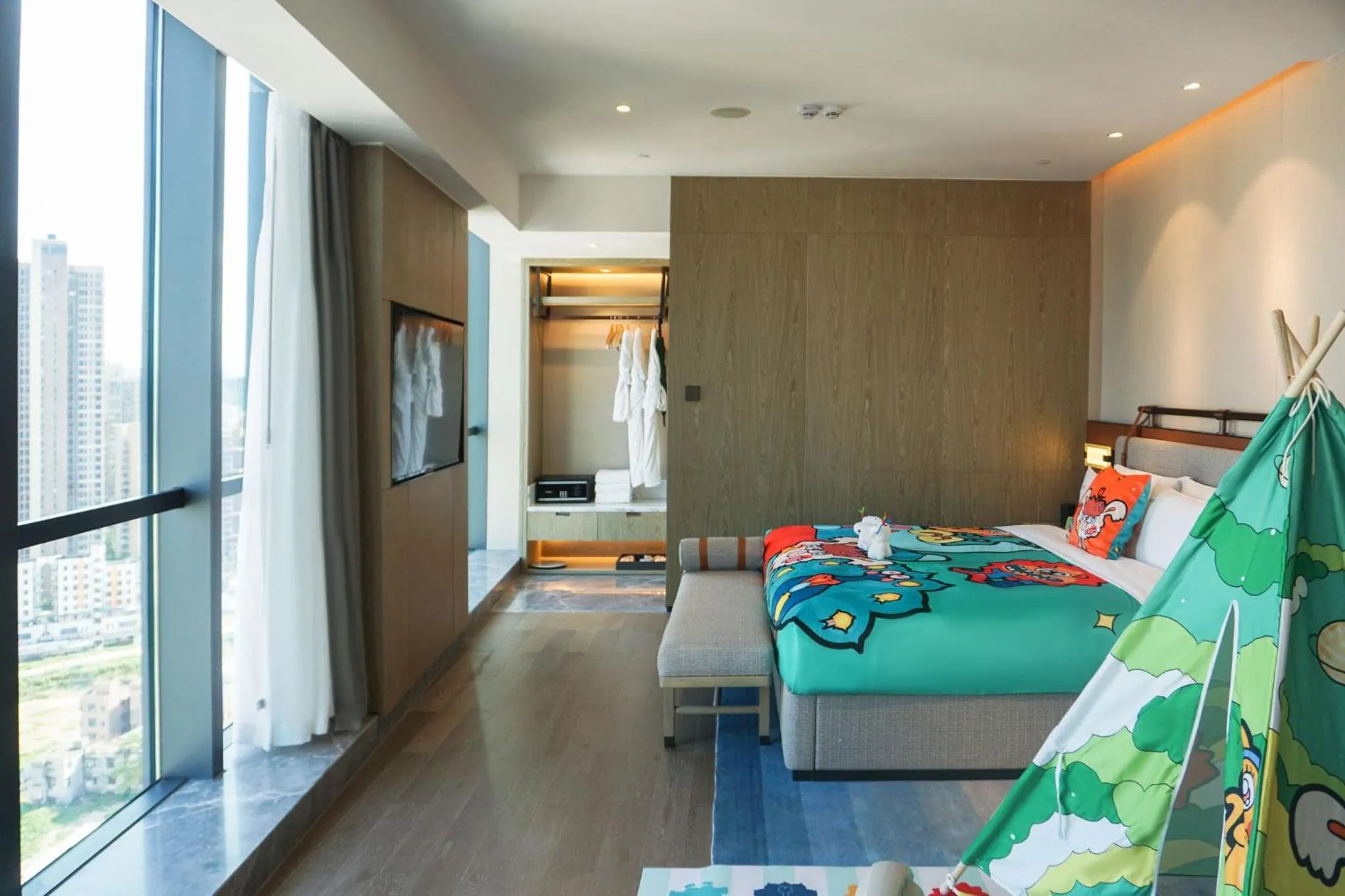 Photo of the whole room, Bed in Holiday Inn Zhuhai City Center by IHG