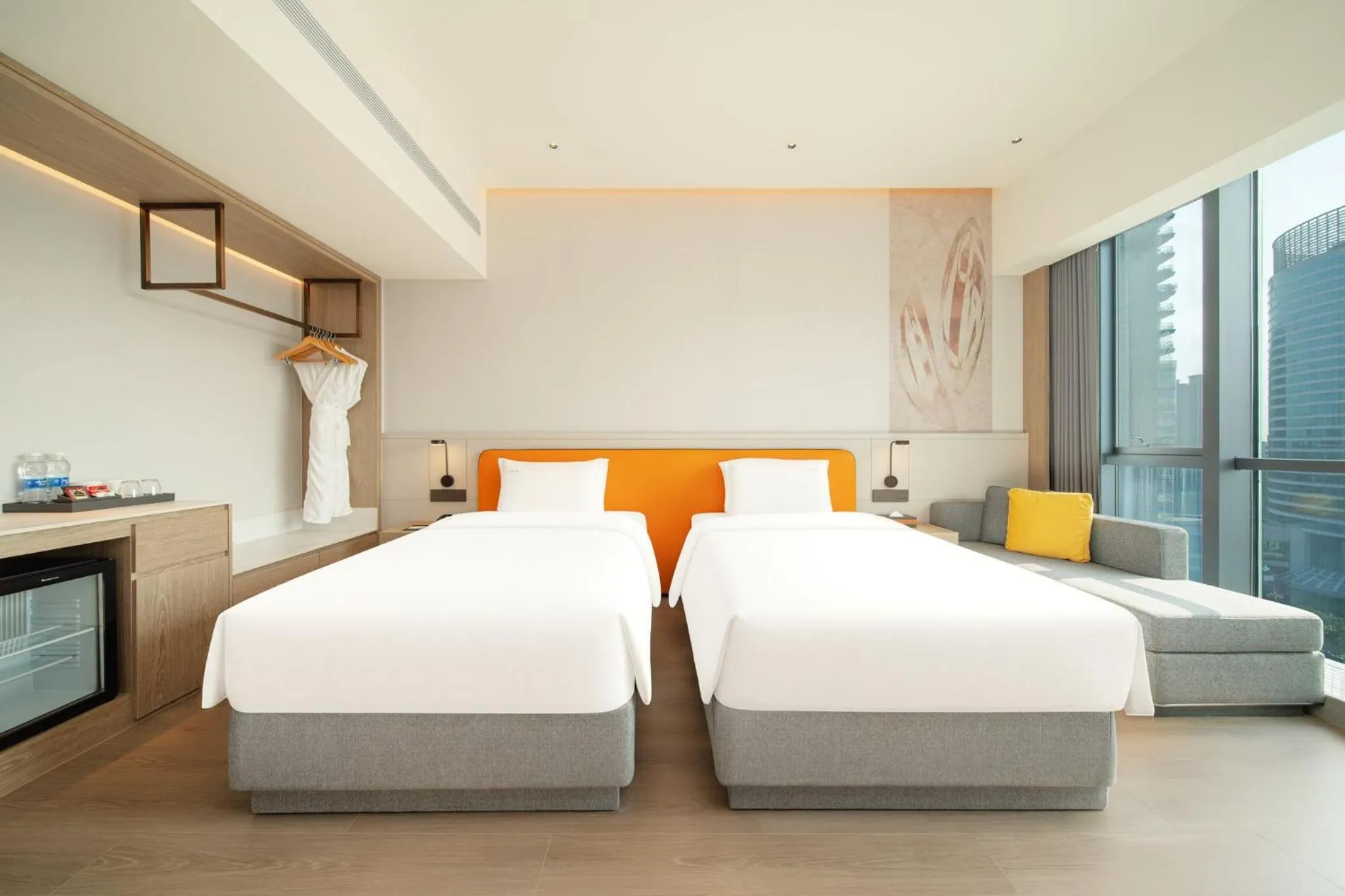 Photo of the whole room, Bed in Holiday Inn Zhuhai City Center by IHG