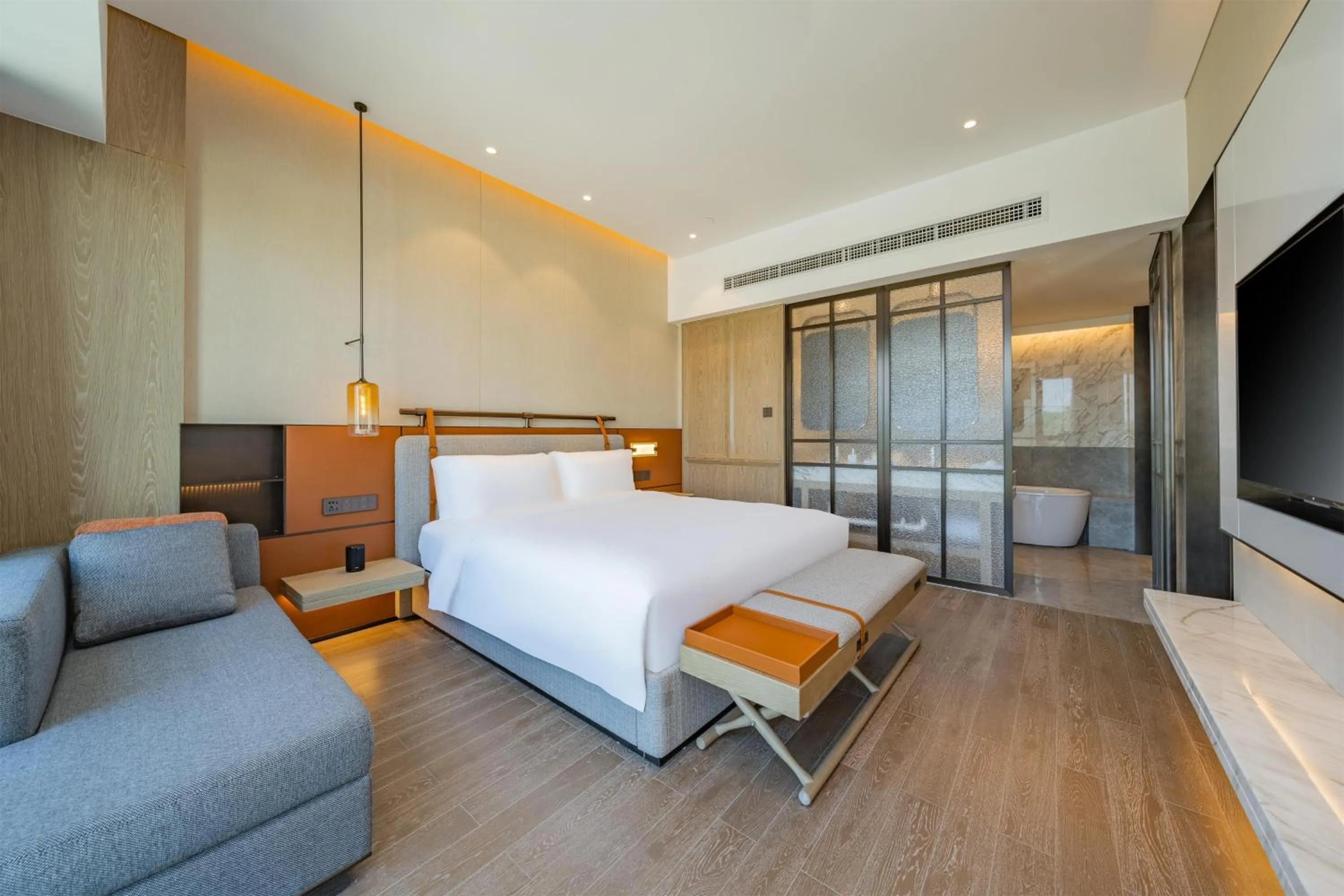 Photo of the whole room, Bed in Holiday Inn Zhuhai City Center by IHG