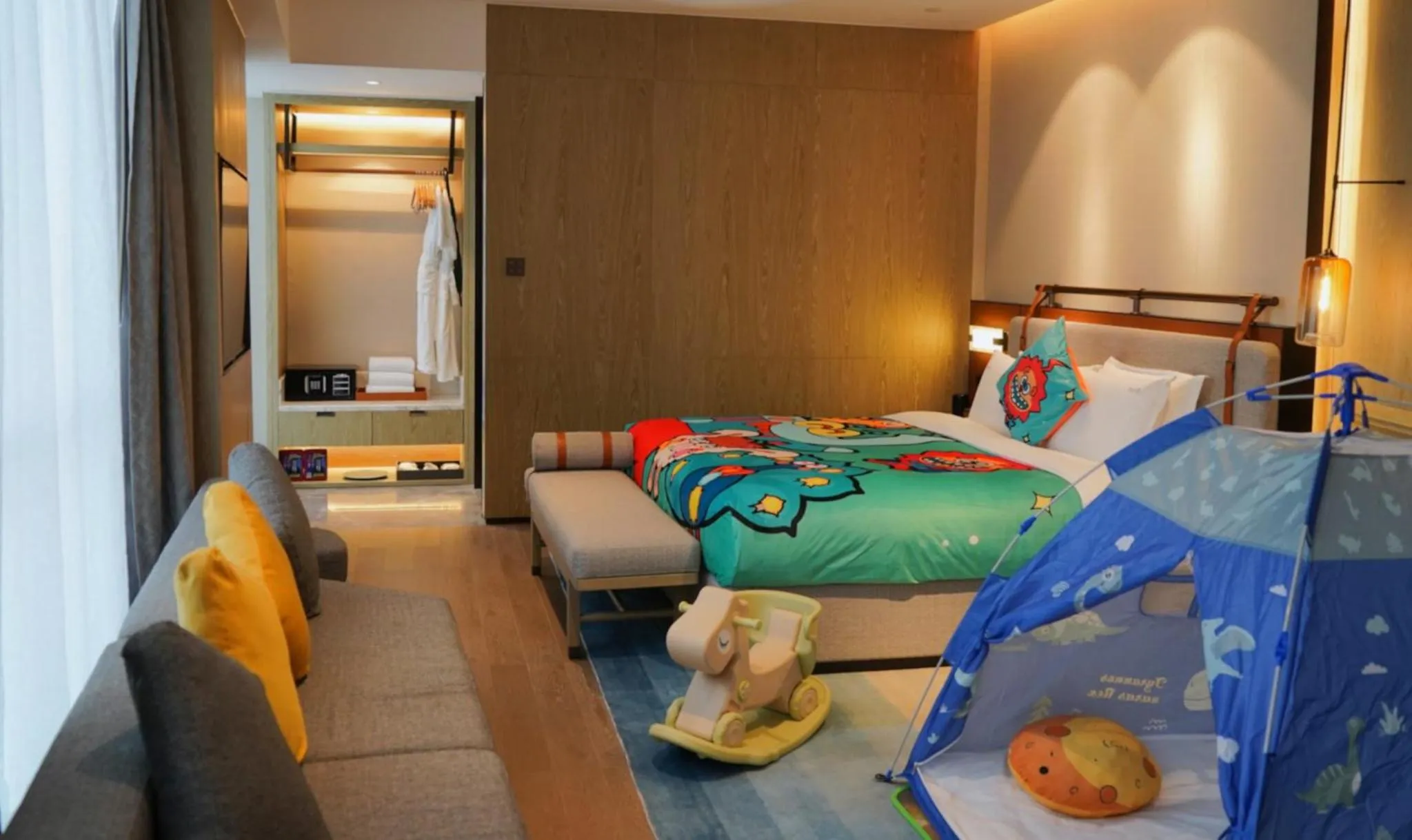 Photo of the whole room, Bed in Holiday Inn Zhuhai City Center by IHG