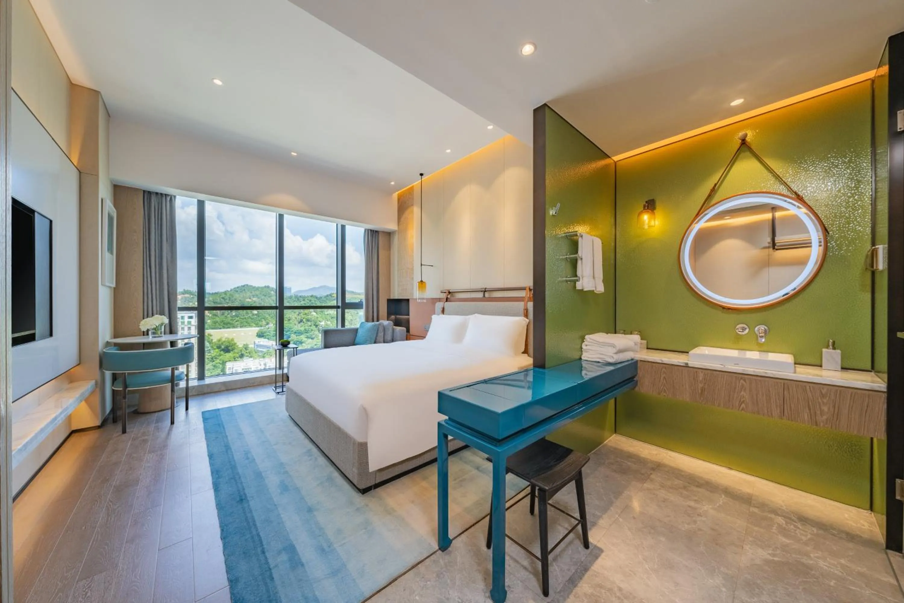 Photo of the whole room, Bed in Holiday Inn Zhuhai City Center by IHG