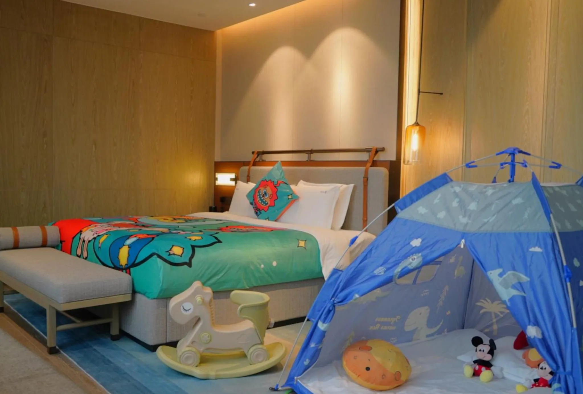 Photo of the whole room, Bed in Holiday Inn Zhuhai City Center by IHG