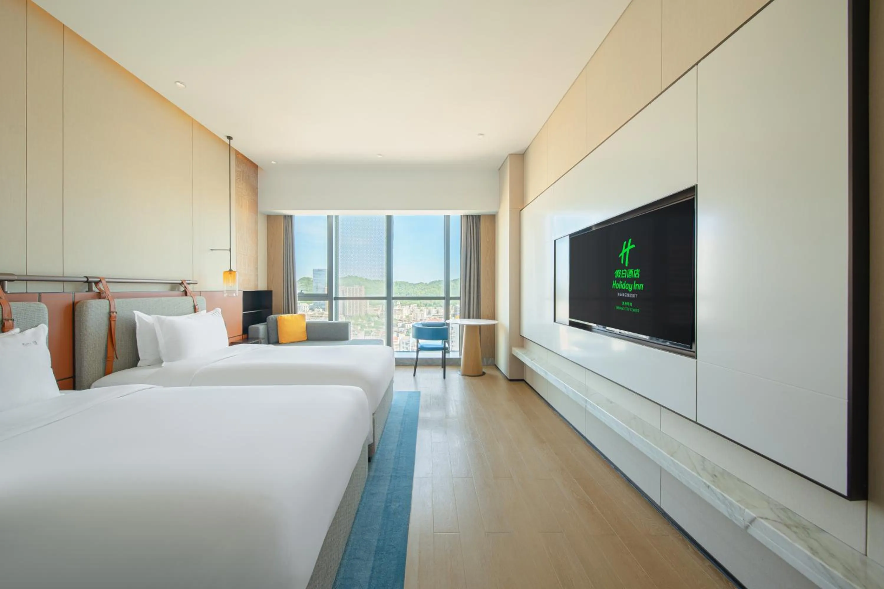 Photo of the whole room, Bed in Holiday Inn Zhuhai City Center by IHG