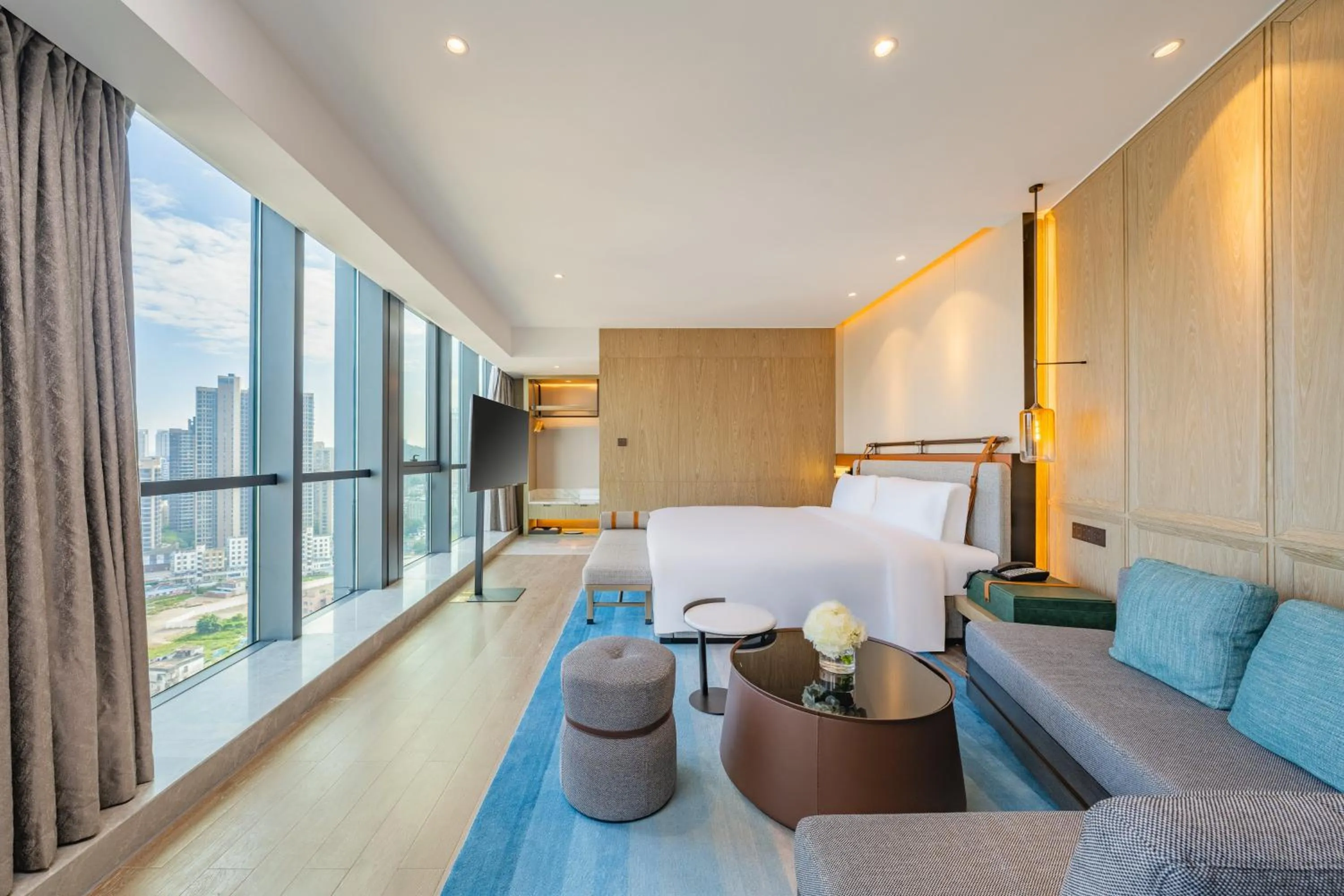 Photo of the whole room, Bed in Holiday Inn Zhuhai City Center by IHG
