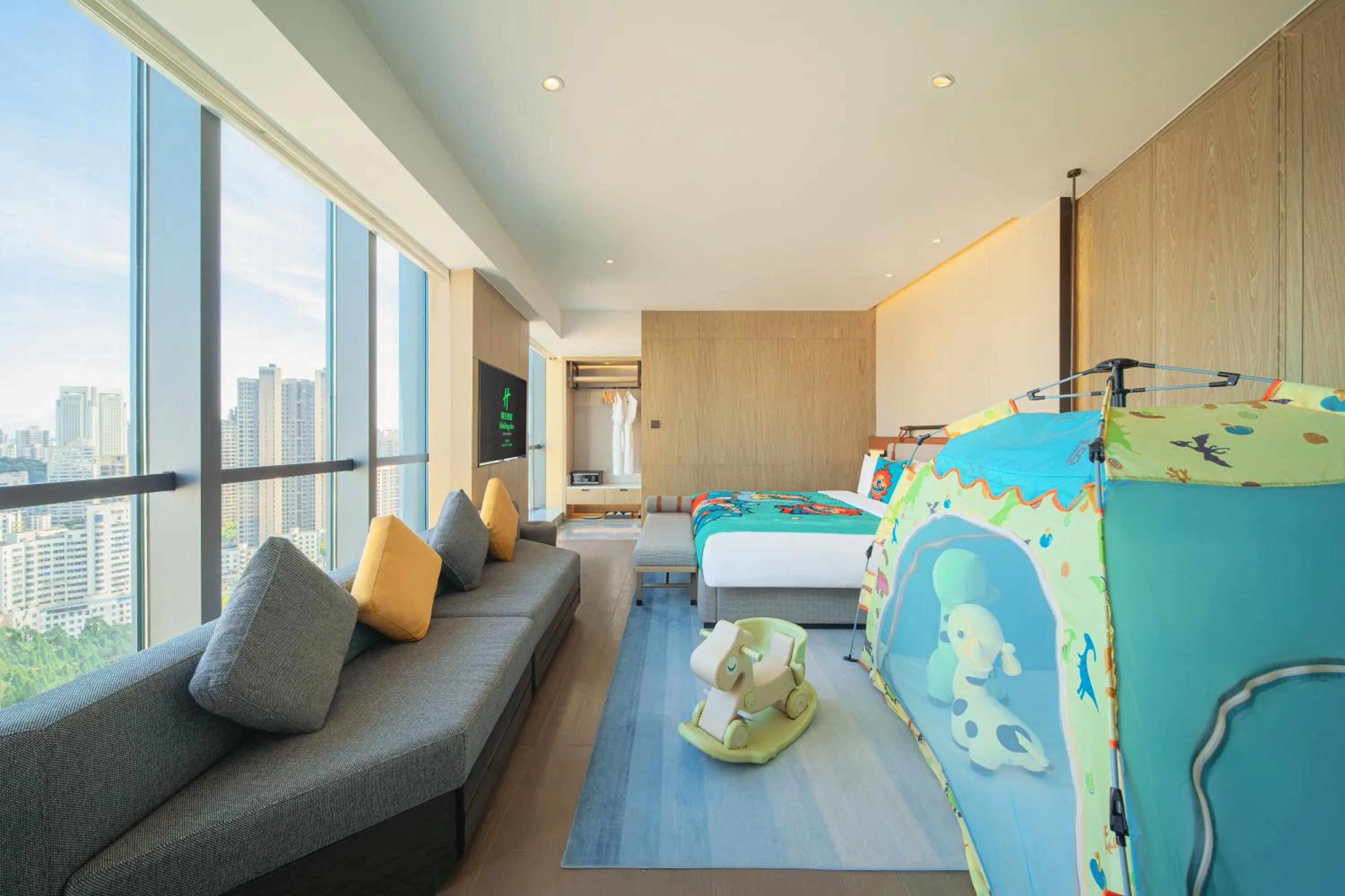 Photo of the whole room, Bed in Holiday Inn Zhuhai City Center by IHG