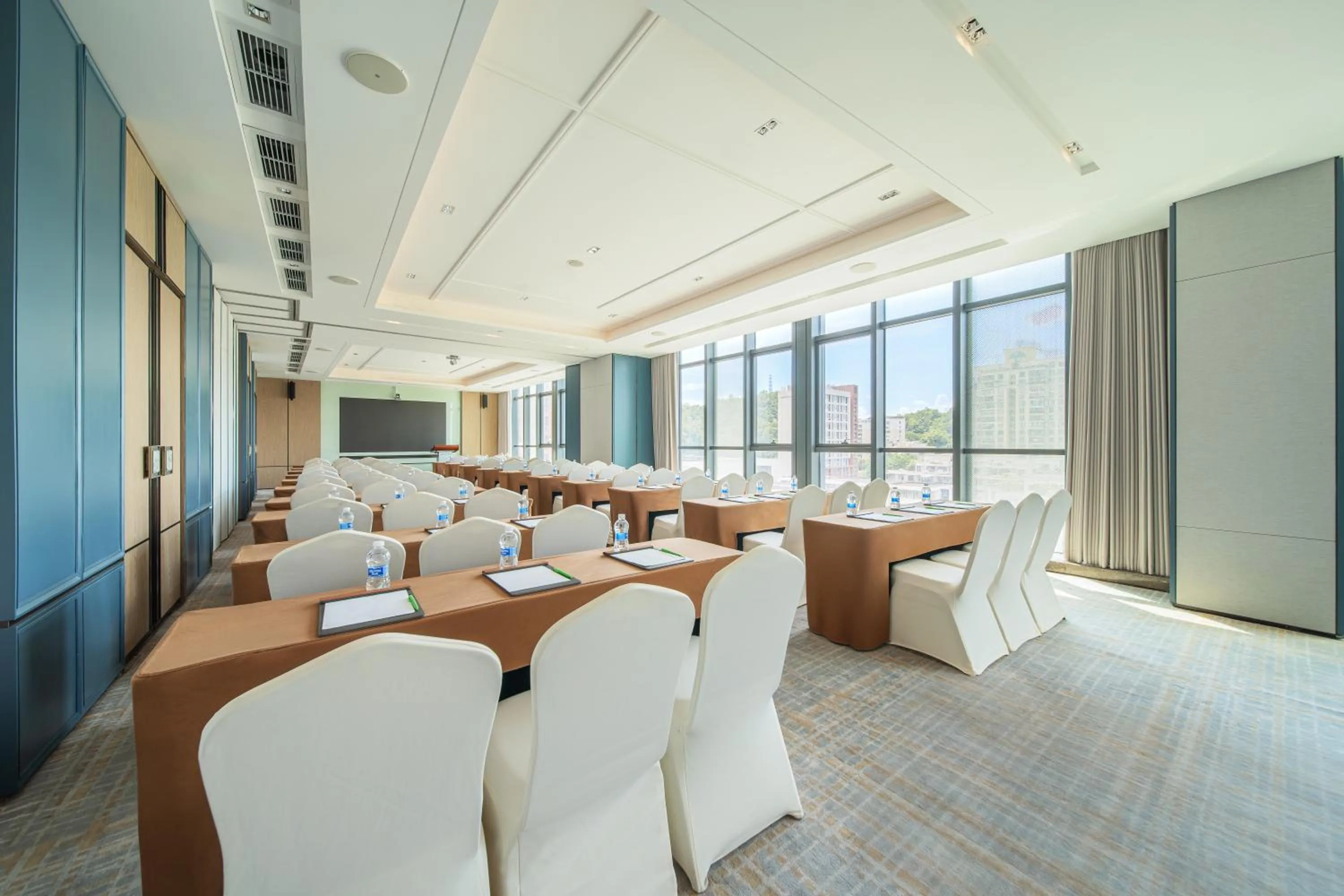 Business facilities in Holiday Inn Zhuhai City Center by IHG
