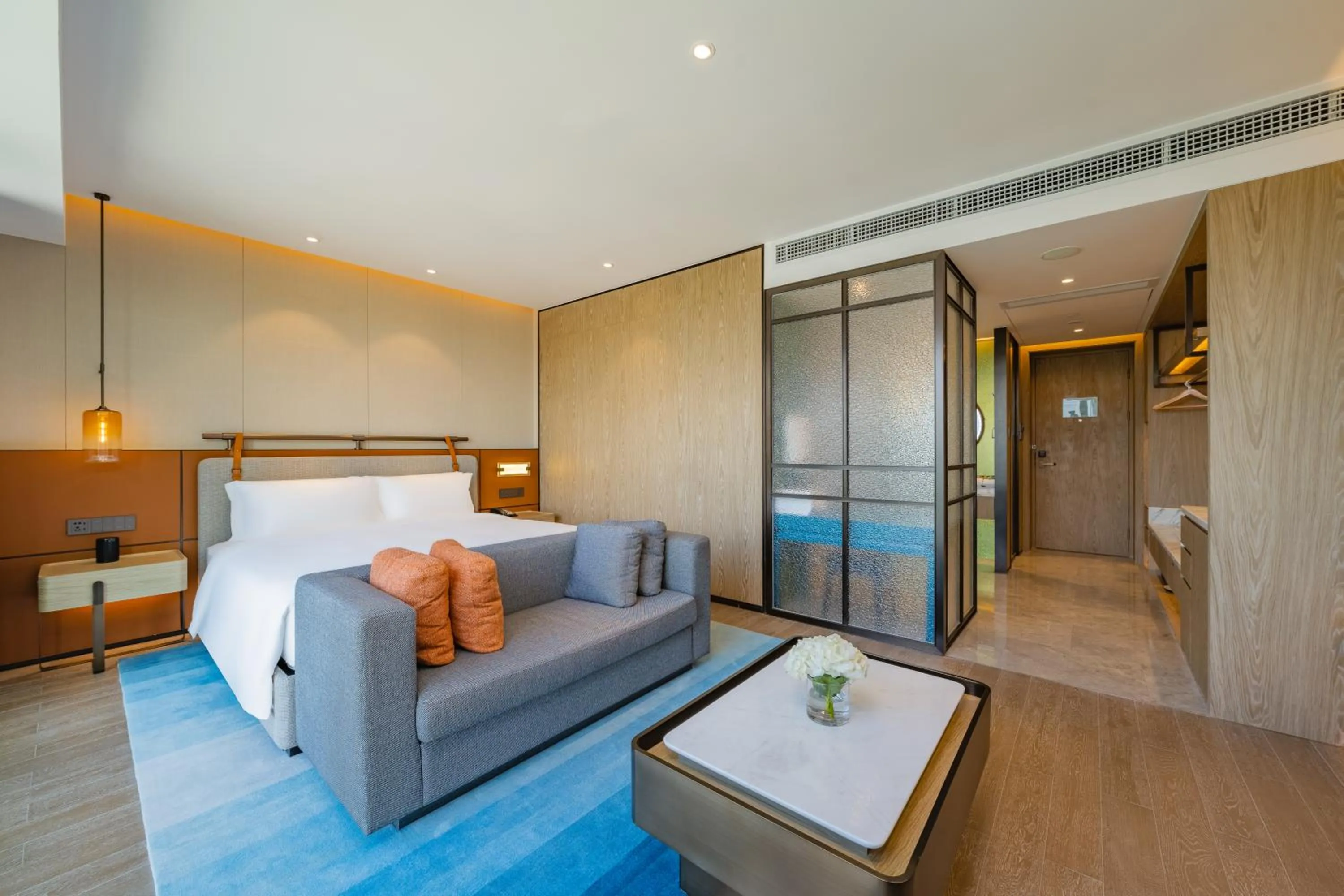 Photo of the whole room, Bed in Holiday Inn Zhuhai City Center by IHG
