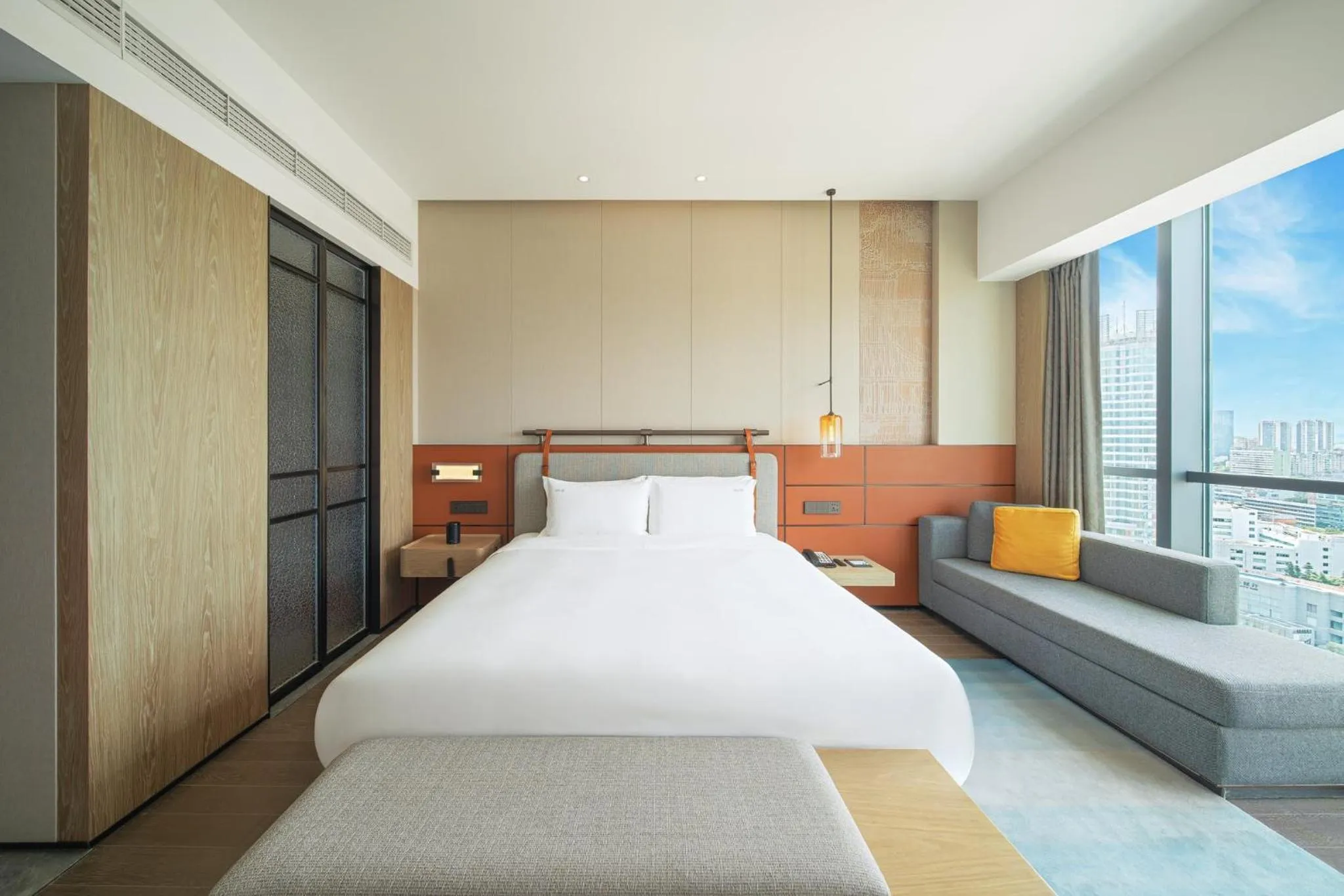 Photo of the whole room, Bed in Holiday Inn Zhuhai City Center by IHG