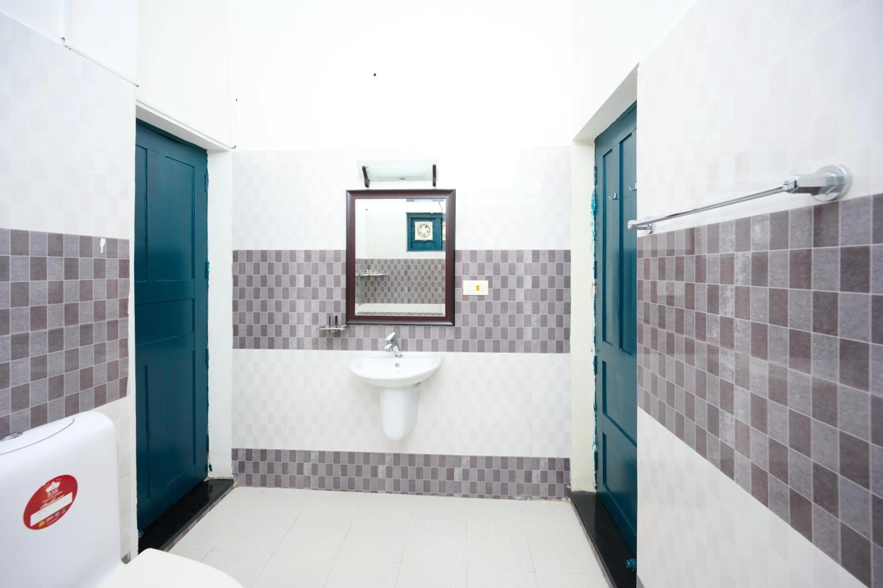 Shower in Seclude by the Lake, Alleppey