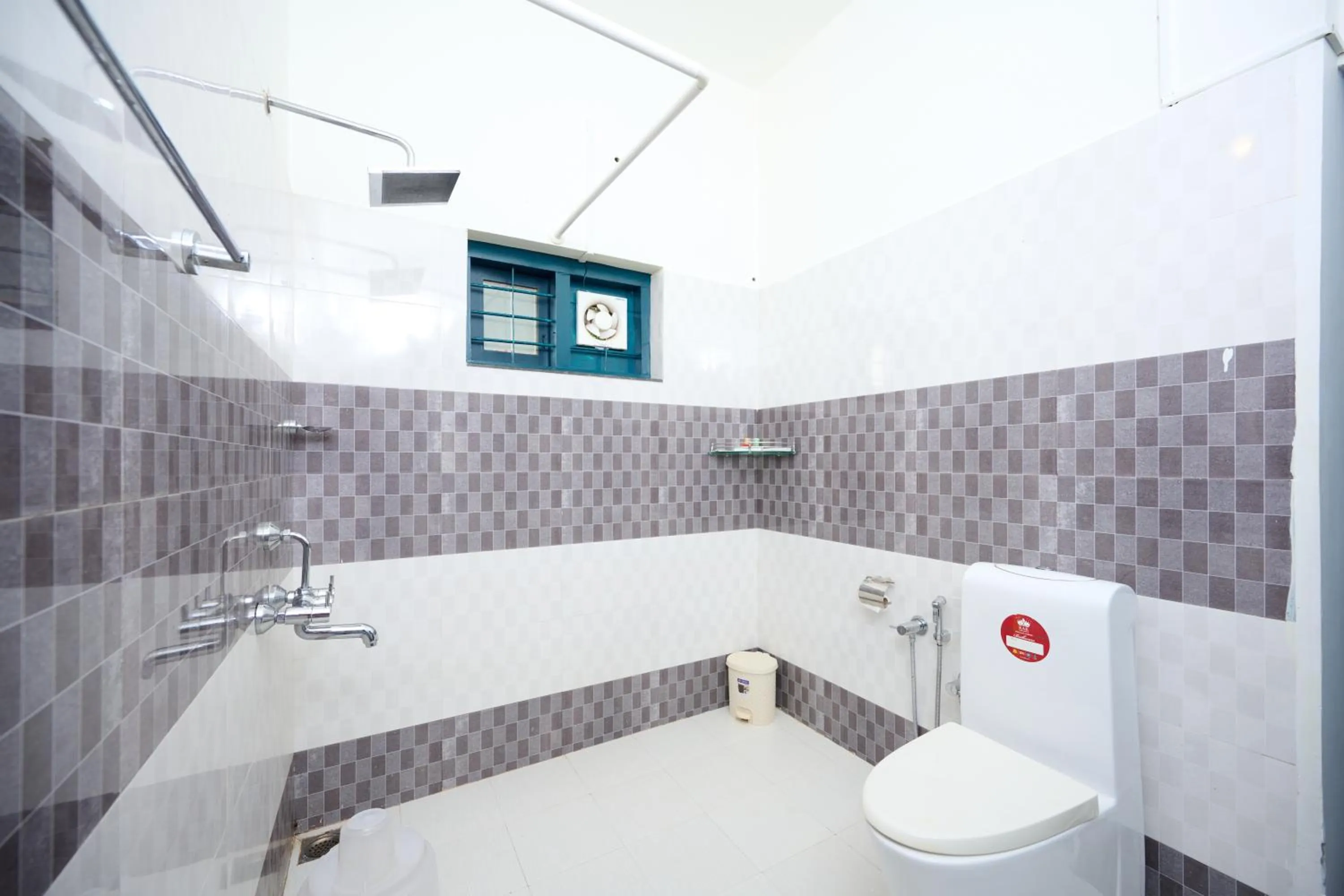 Shower in Seclude by the Lake, Alleppey