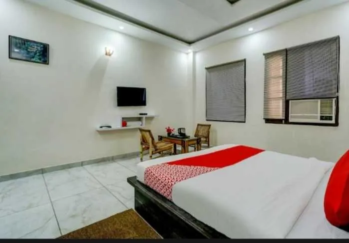 Bedroom, Bed in Hotel O Seventy stay in