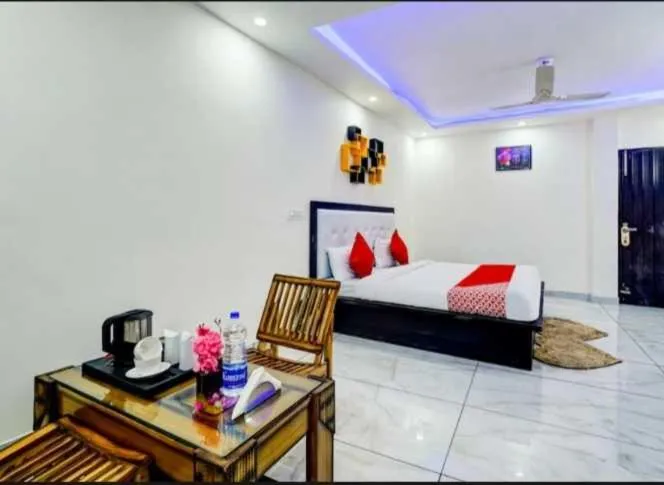 Bedroom, Bed in Hotel O Seventy stay in