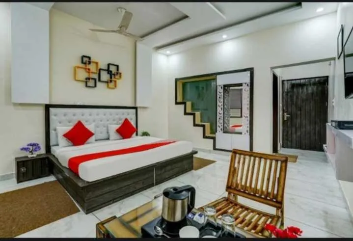 Bedroom, Bed in Hotel O Seventy stay in