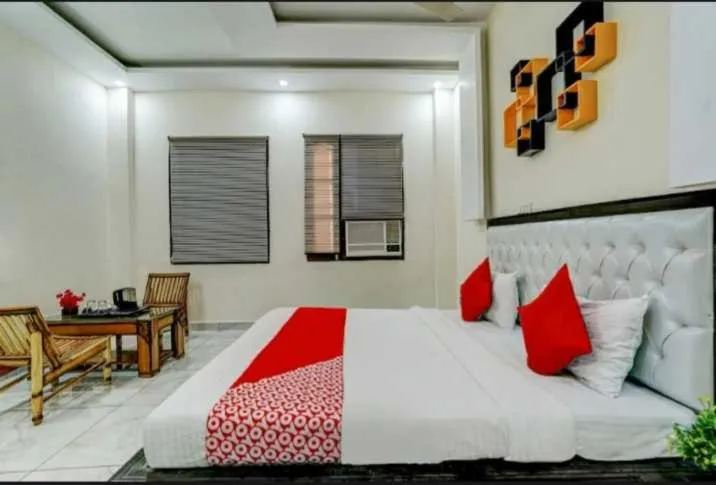 Bedroom, Bed in Hotel O Seventy stay in