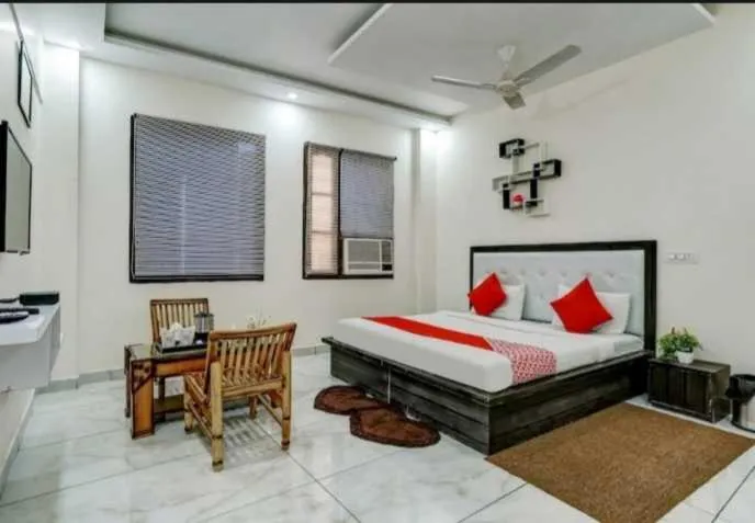 Bedroom, Bed in Hotel O Seventy stay in