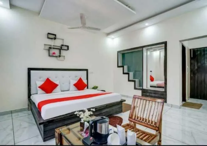 Bedroom, Bed in Hotel O Seventy stay in