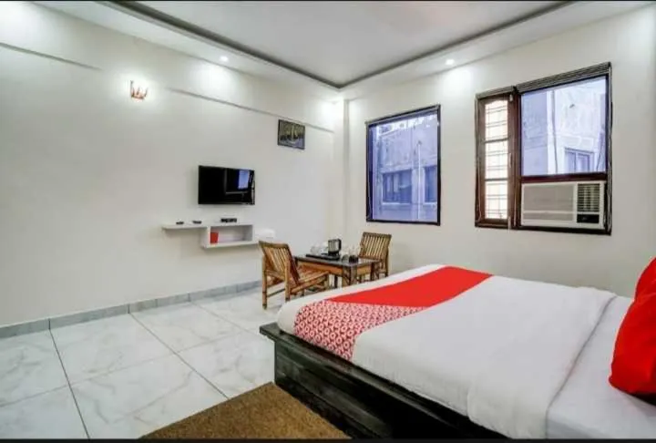 Bedroom, Bed in Hotel O Seventy stay in