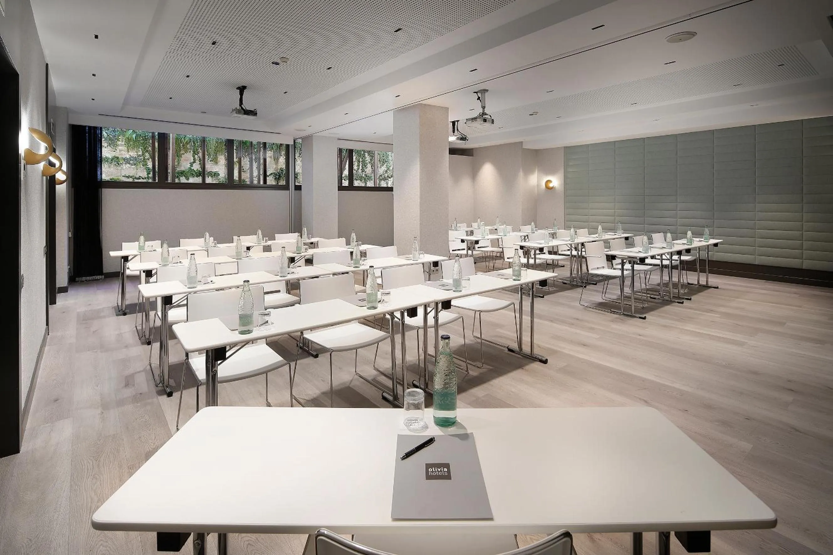 Meeting/conference room in Olivia Plaza Hotel