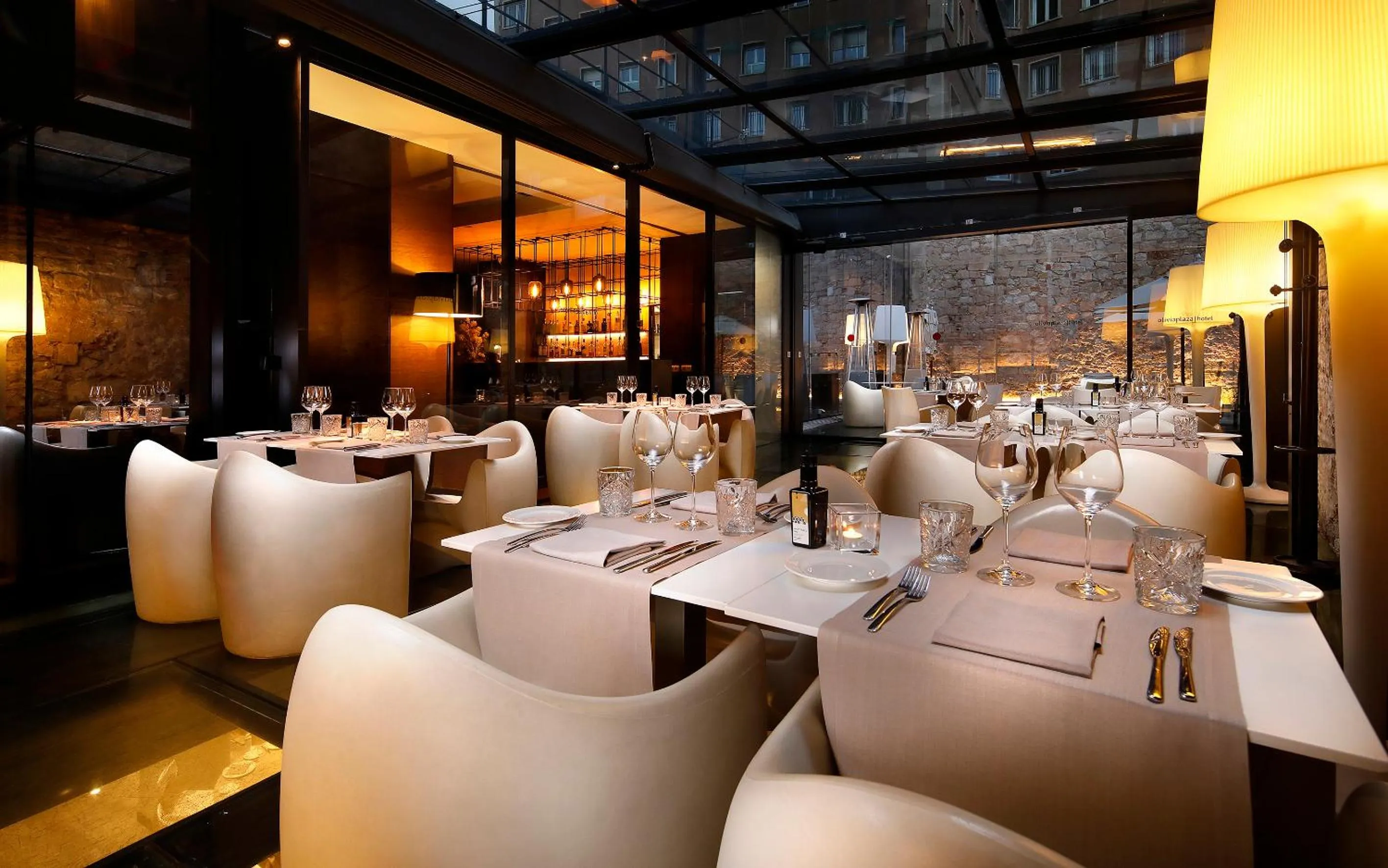 Restaurant/places to eat in Olivia Plaza Hotel