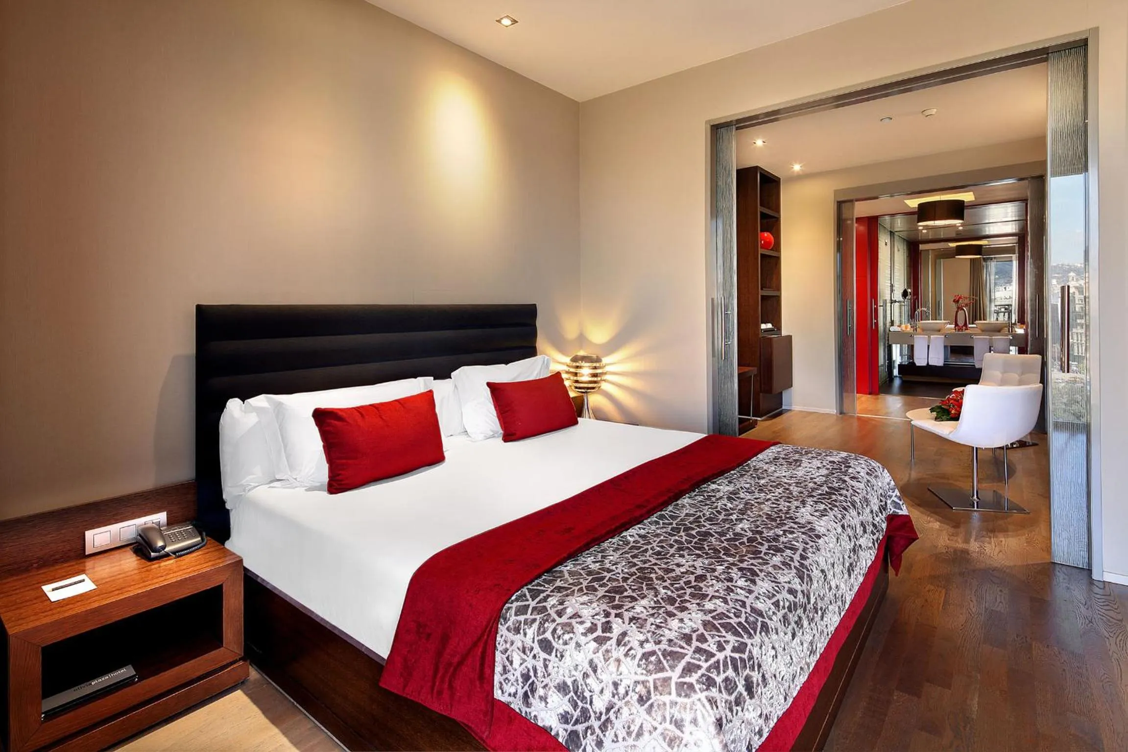 Living room, Bed in Olivia Plaza Hotel