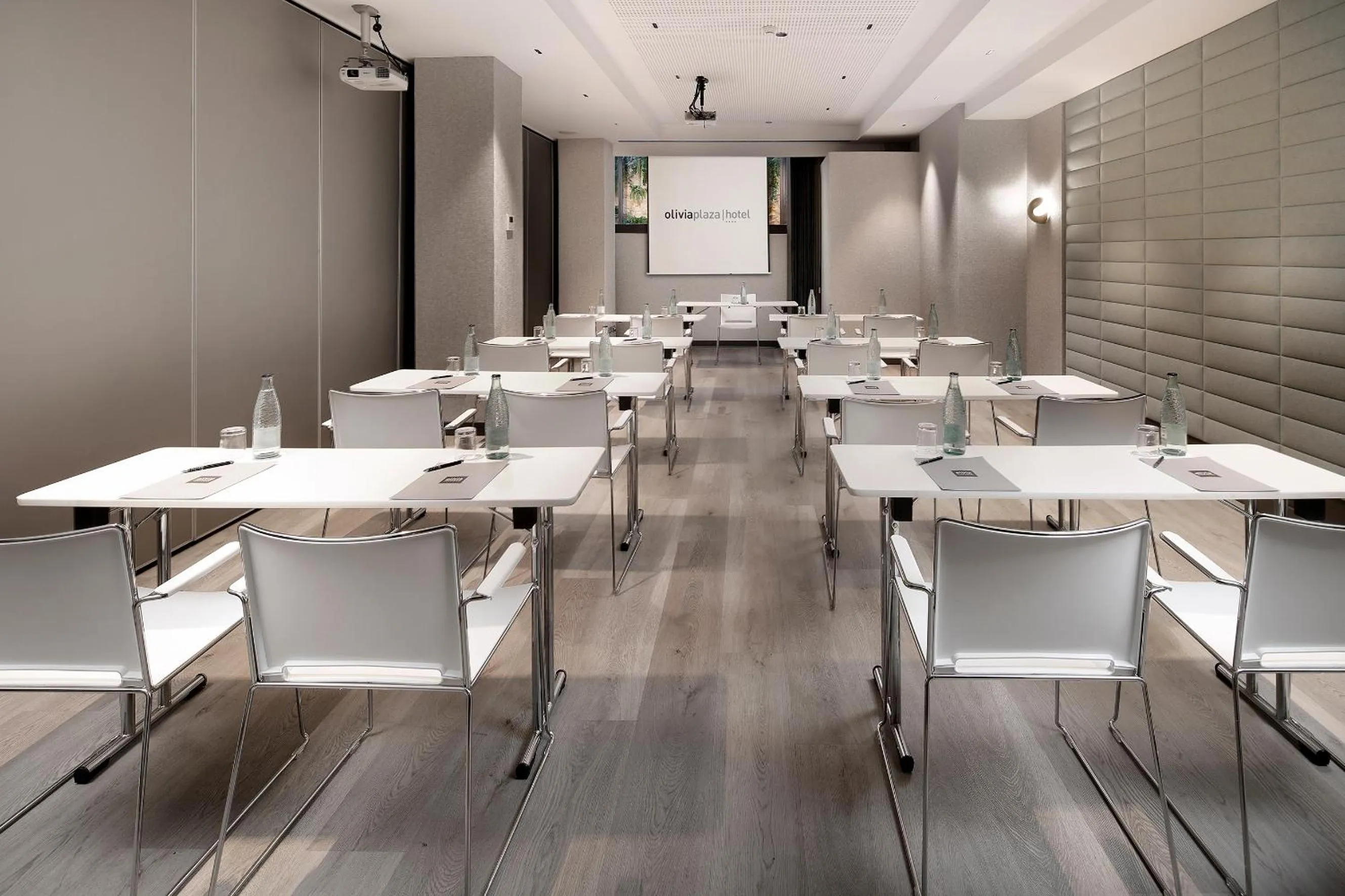 Meeting/conference room in Olivia Plaza Hotel